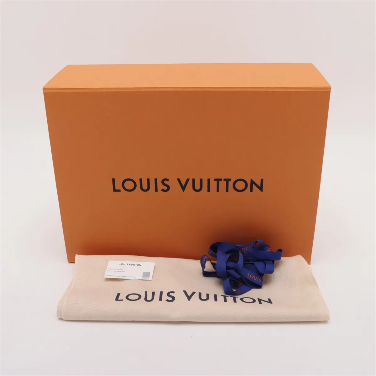 LV logo x leather Comet Messenger M22495, serial number unknown, black. — view 9