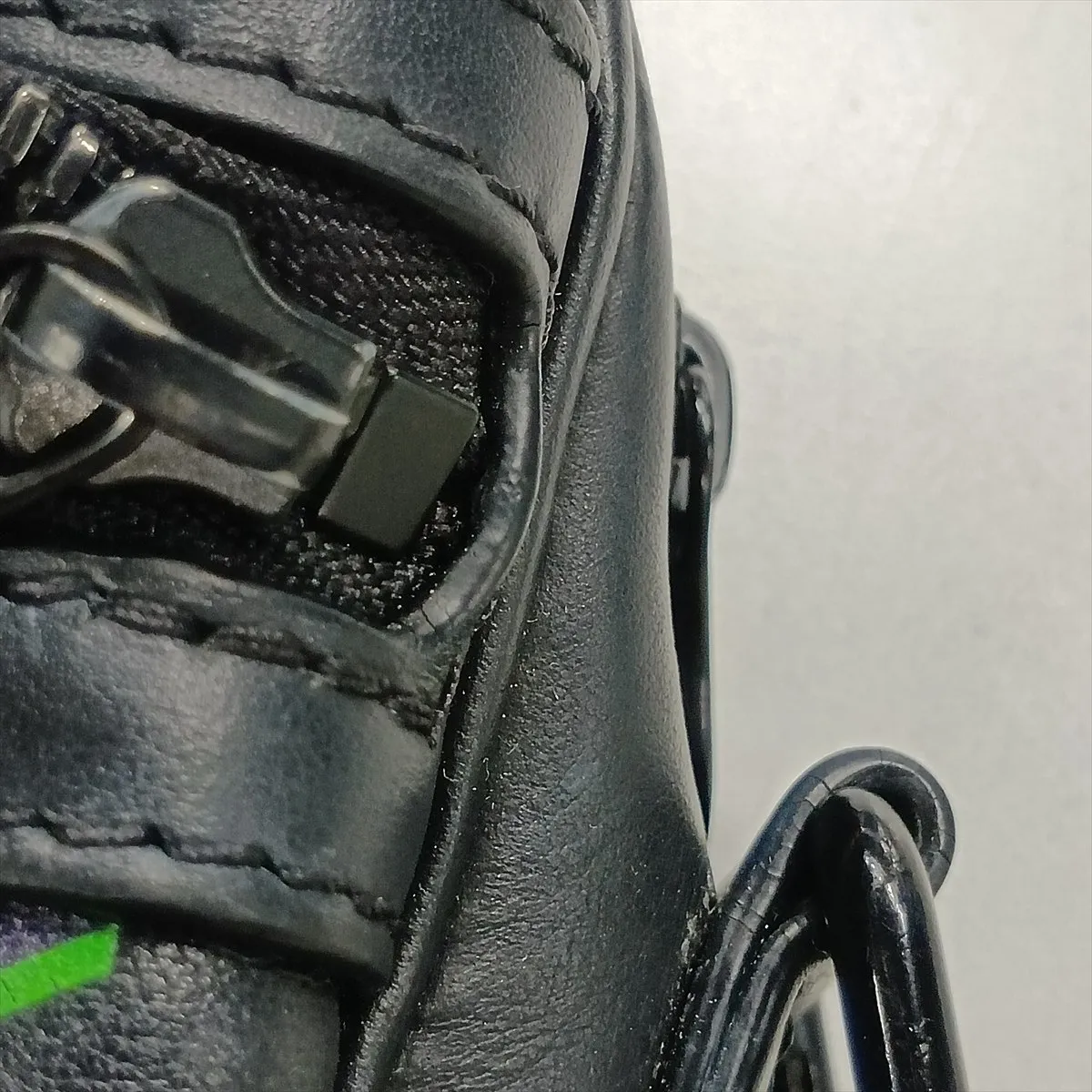 LV logo x leather Comet Messenger M22495, serial number unknown, black. — view 10
