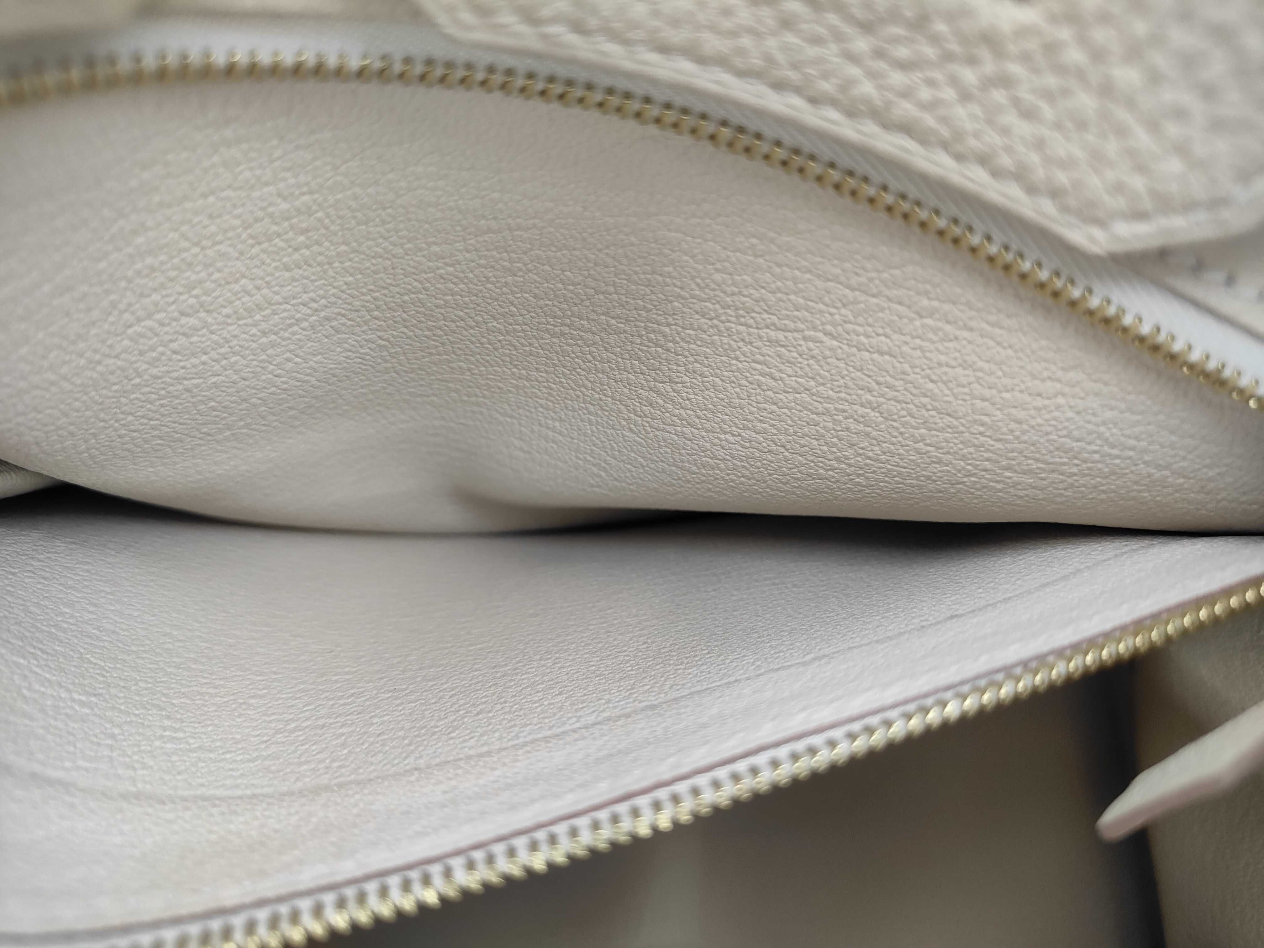 Birkin 25 Togo Leather Craie Gold Hardware U Stamp Handbag — view 9