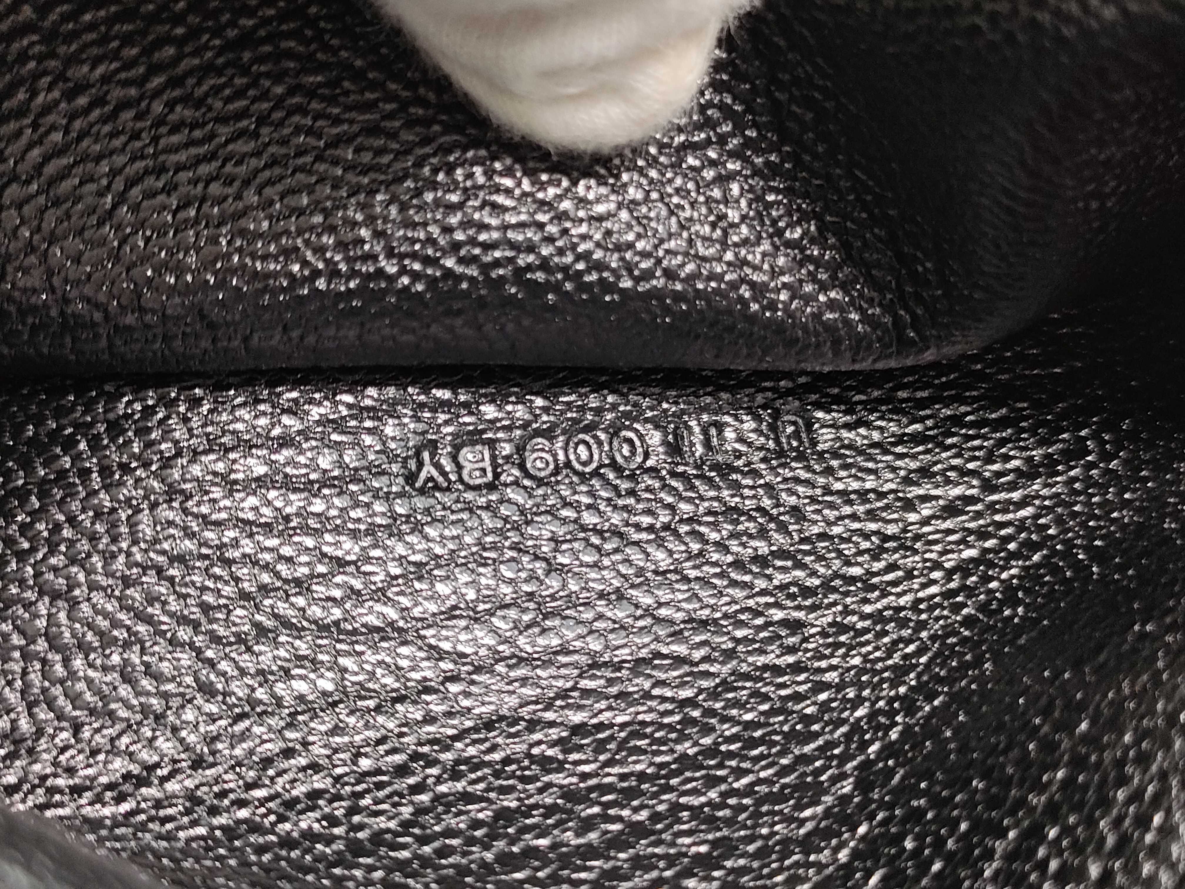 Bearn Soufflet U-stamp Chevre leather wallet in black and gold. — view 15