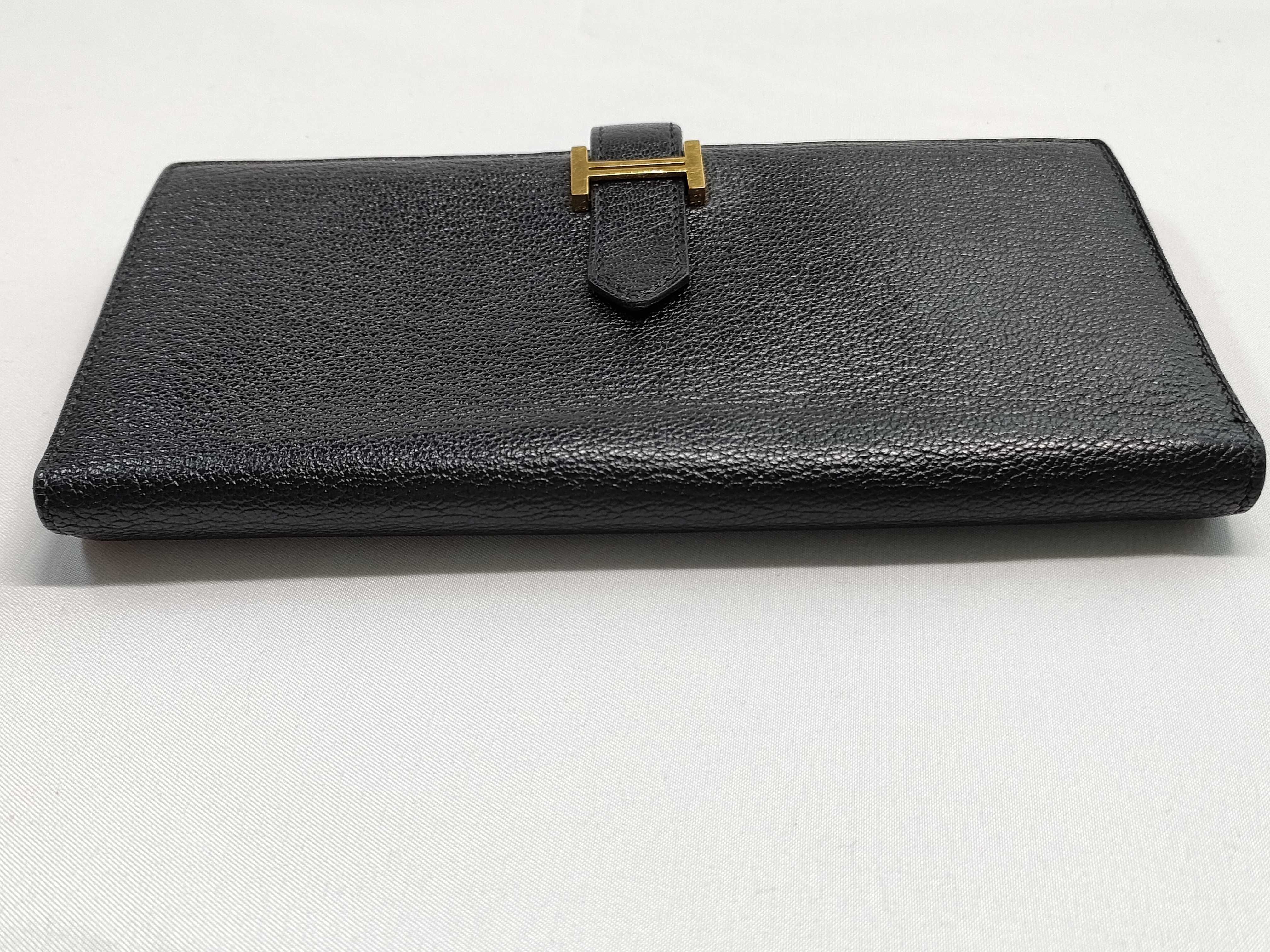 Bearn Soufflet U-stamp Chevre leather wallet in black and gold. — view 4