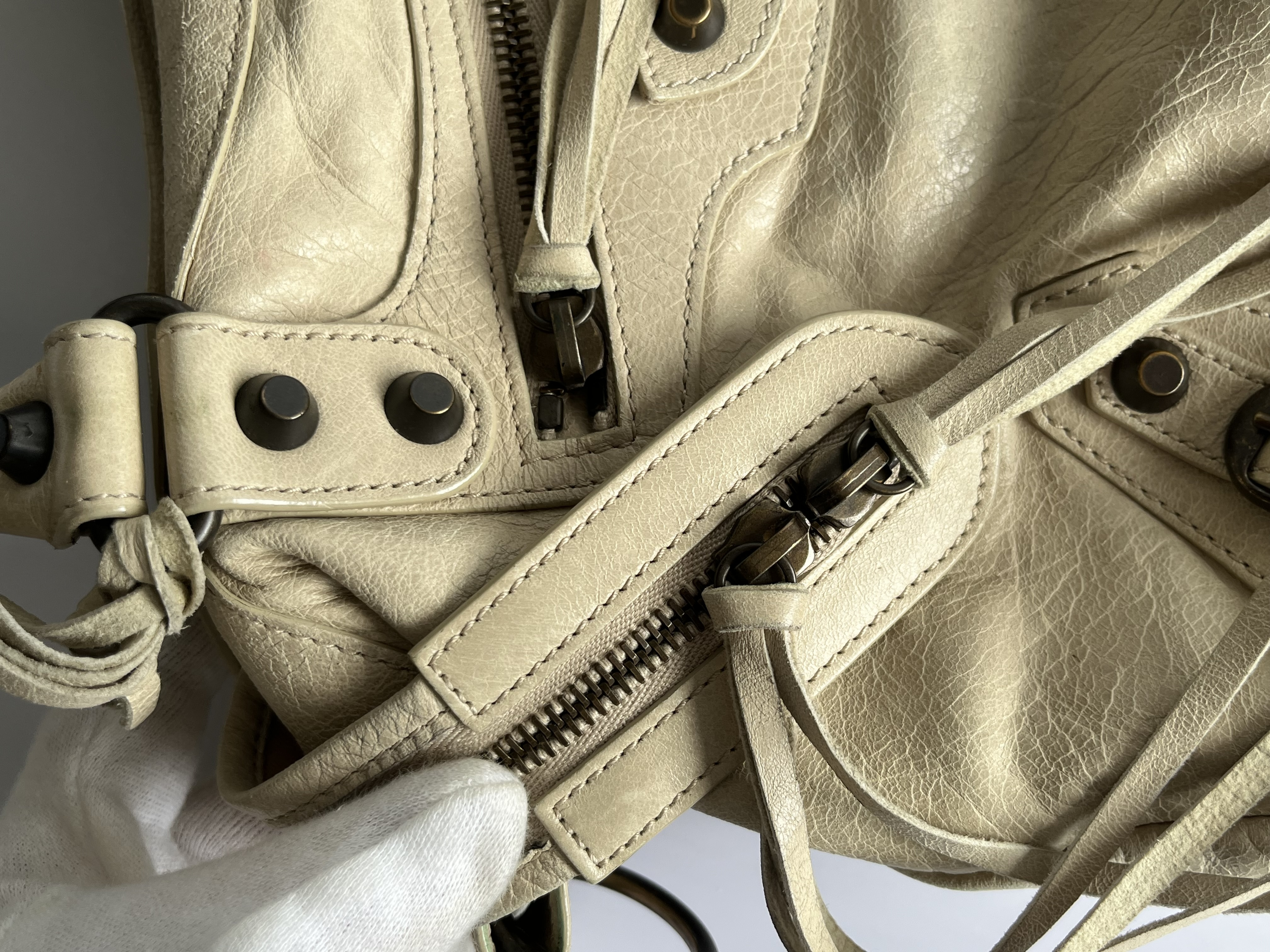 The City Beige Lambskin Leather Shoulder Bag with Mirror and Shoulder Strap — view 13