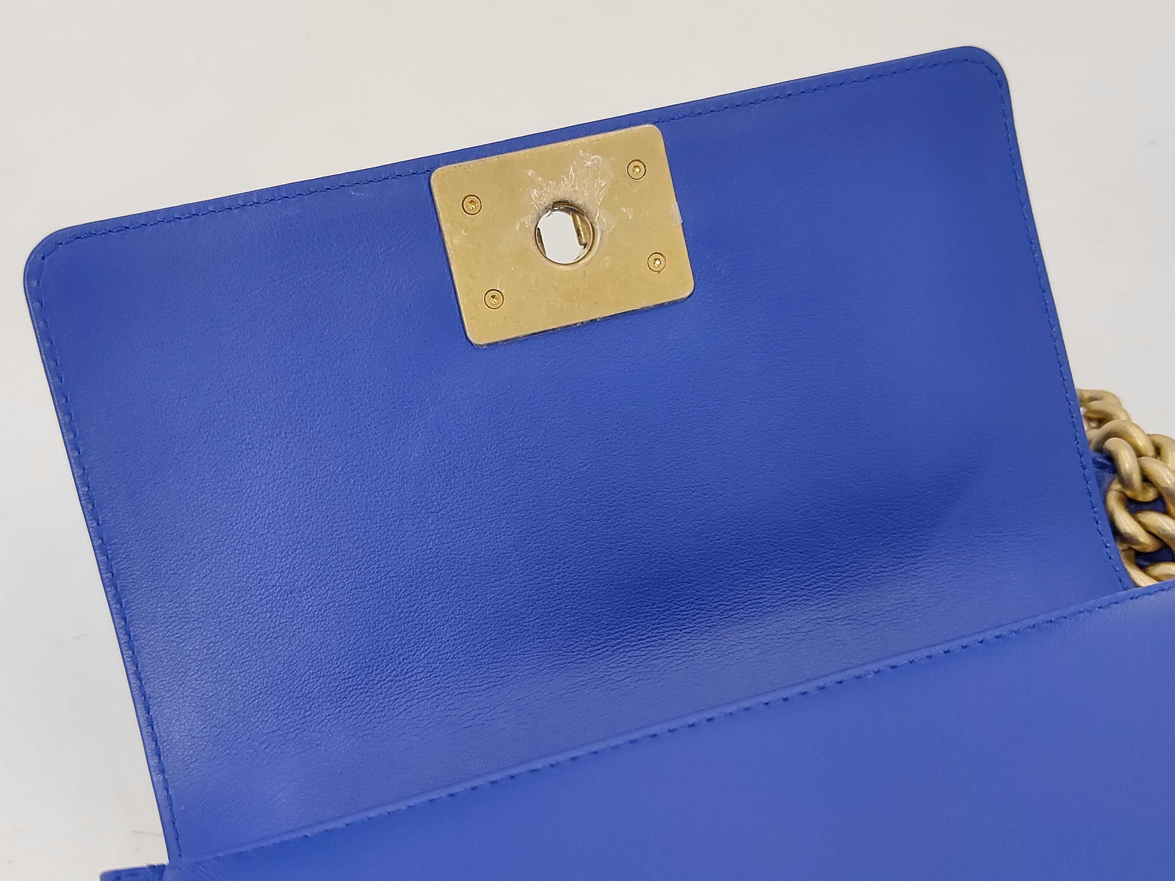 Boy Chanel 20, serial number 27, V-stitch, lambskin, blue, gold hardware, shoulder bag — view 11