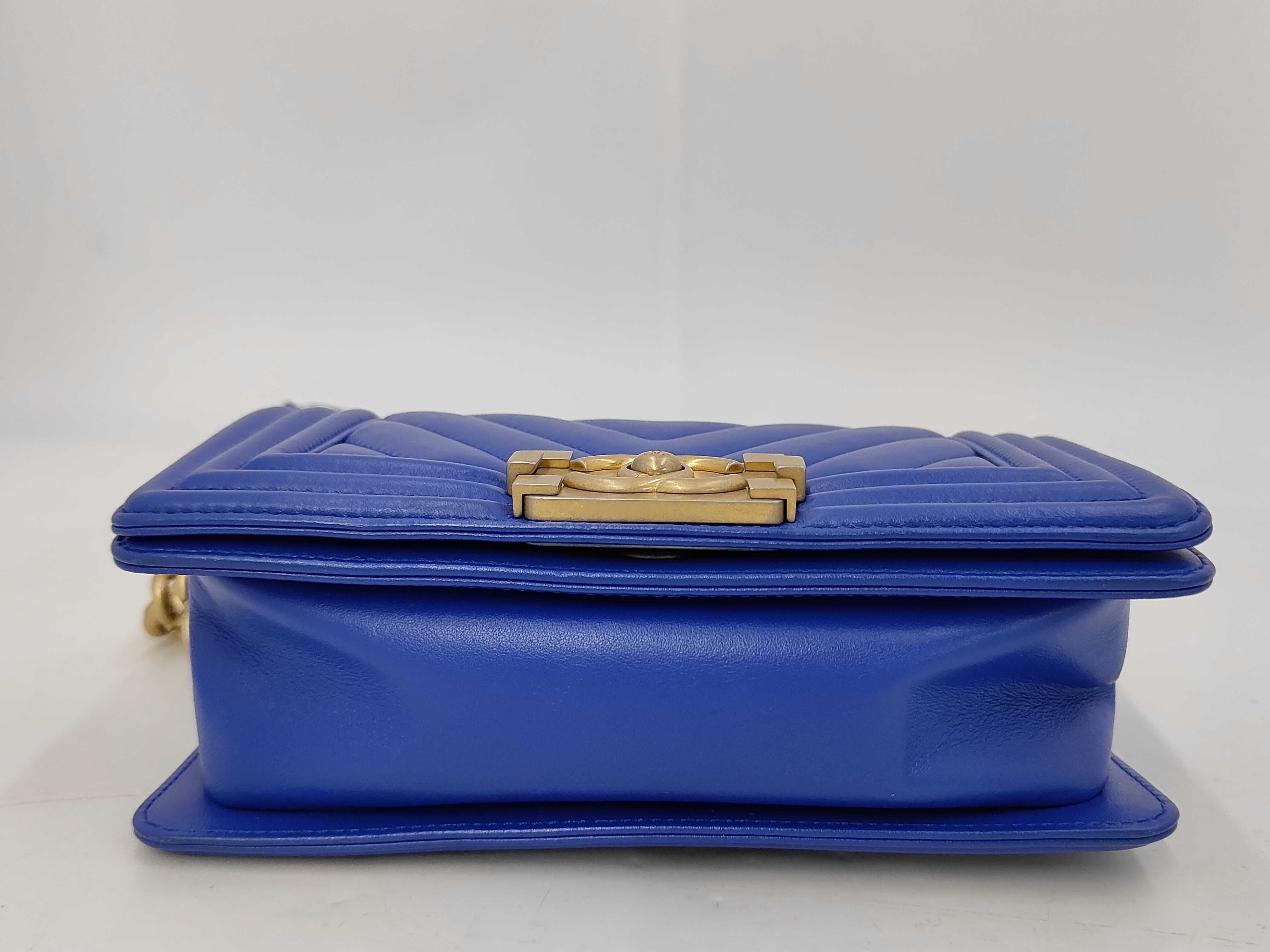 Boy Chanel 20, serial number 27, V-stitch, lambskin, blue, gold hardware, shoulder bag — view 4