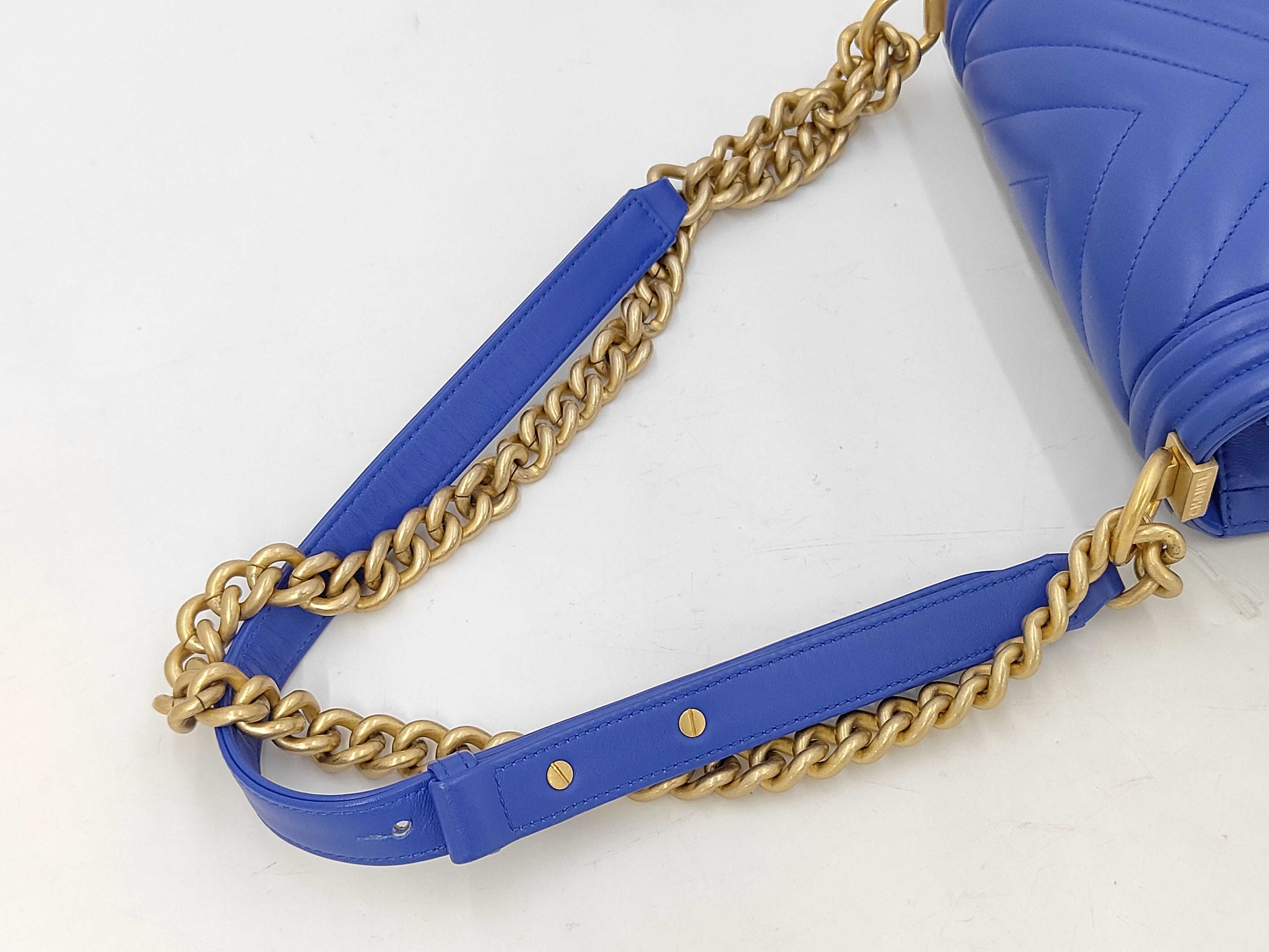 Boy Chanel 20, serial number 27, V-stitch, lambskin, blue, gold hardware, shoulder bag — view 5