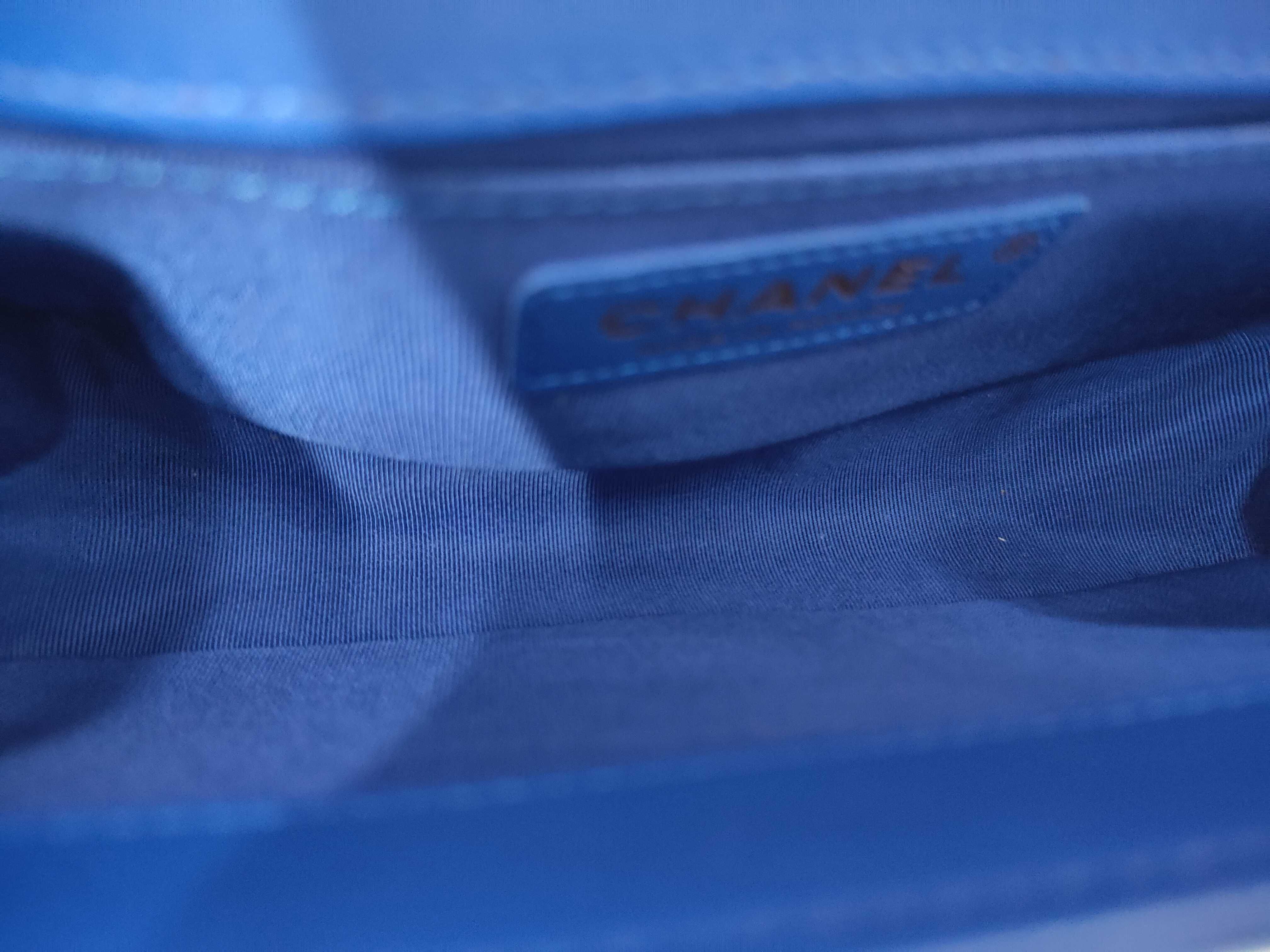Boy Chanel 20, serial number 27, V-stitch, lambskin, blue, gold hardware, shoulder bag — view 8