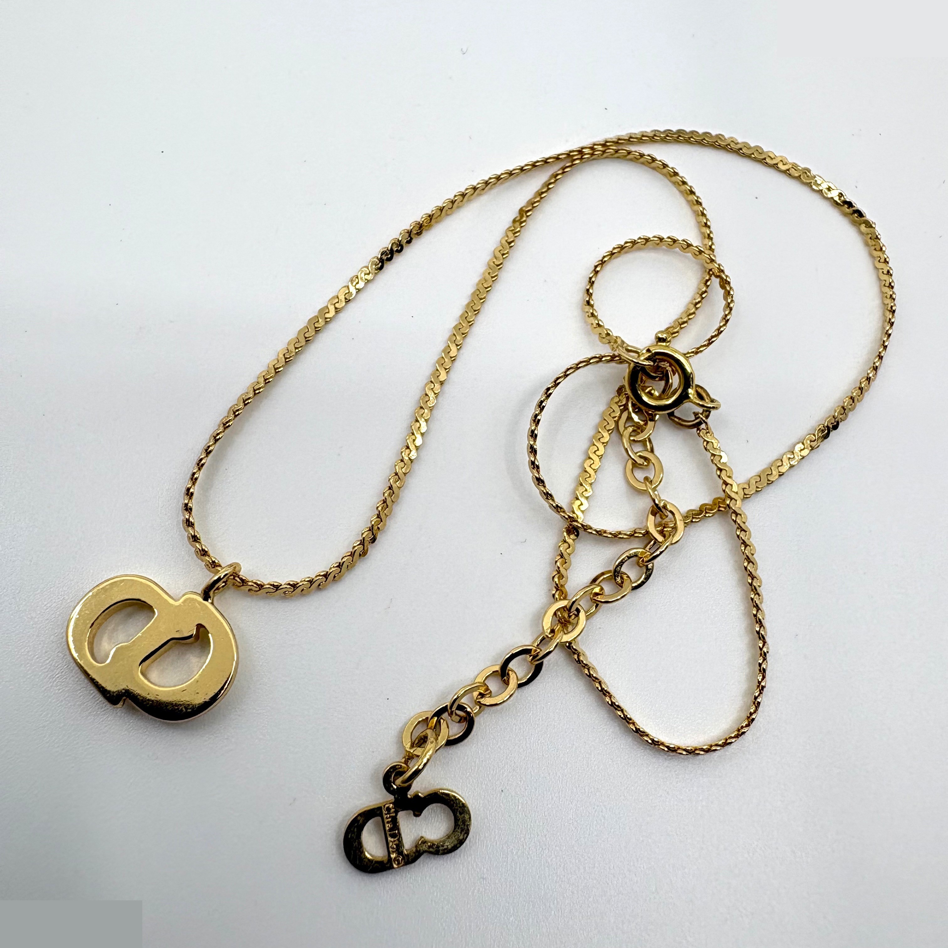 Trotter (precious metal) necklace pendant — view 3