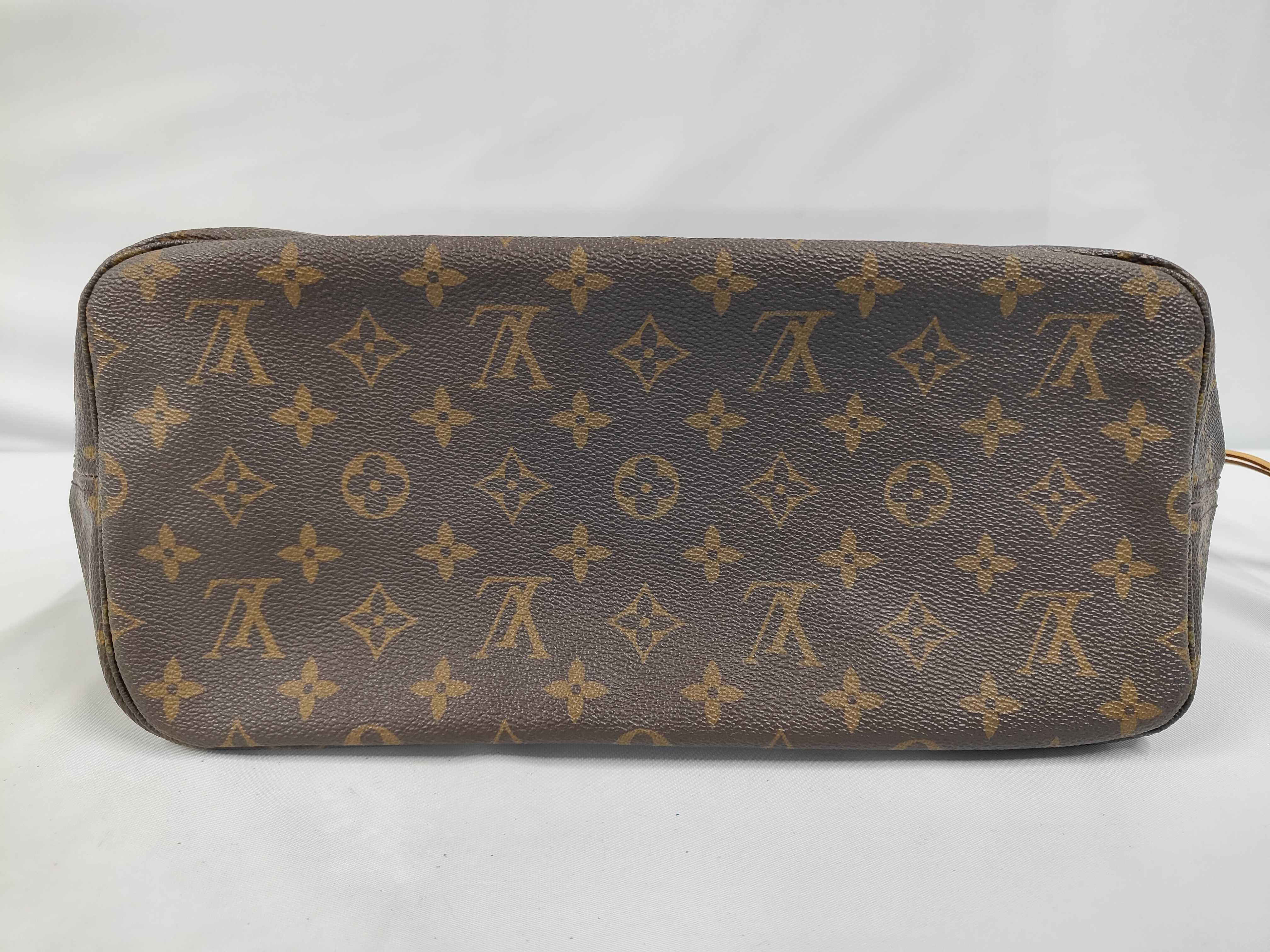 bag, Louis Vuitton Neverfull MM tote bag, Monogram. *Damaged strap. Shoulder bag. — view 3