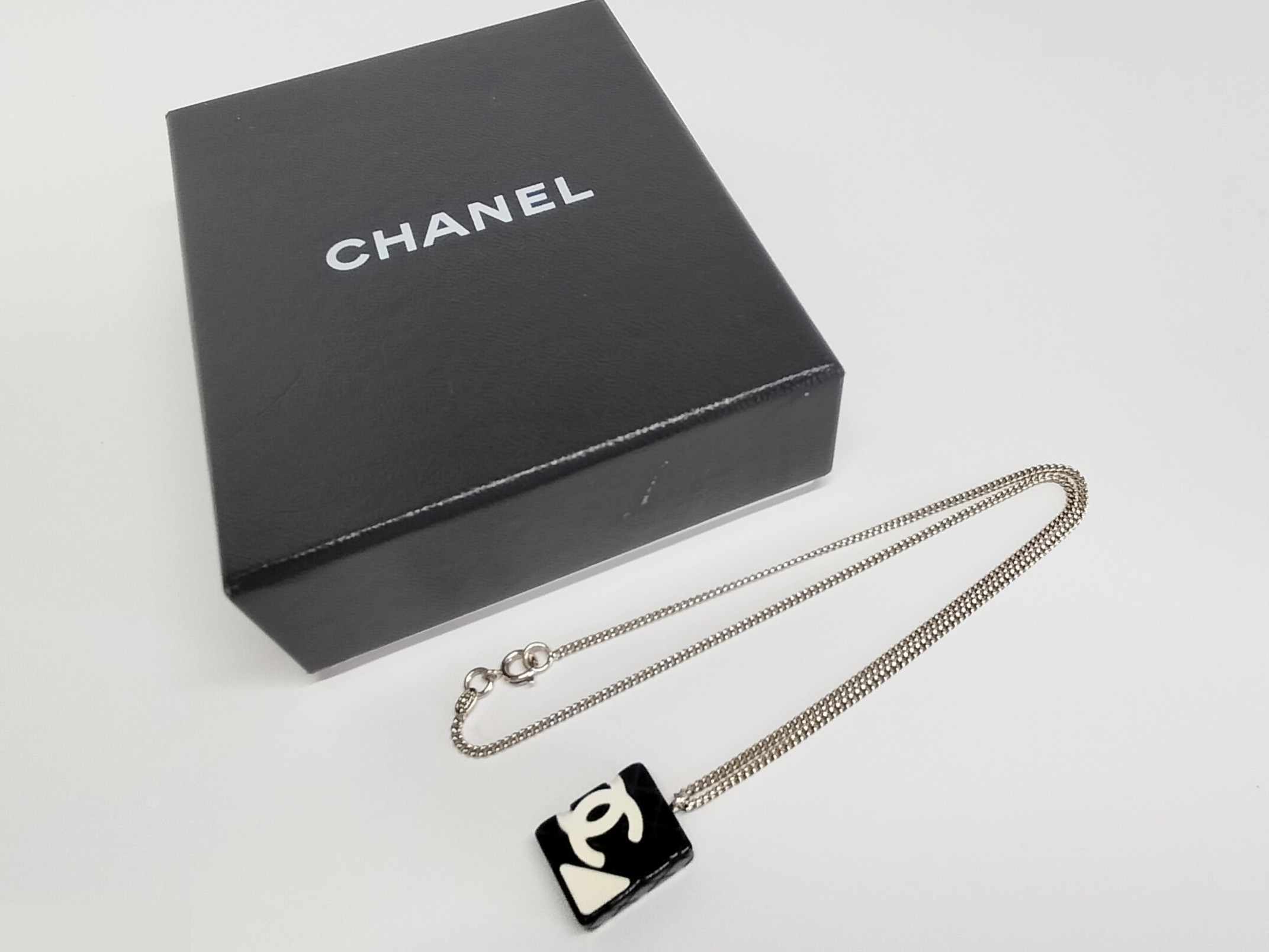Unused Coco Cambon line gold necklace, chain approximately 40cm. — view 2