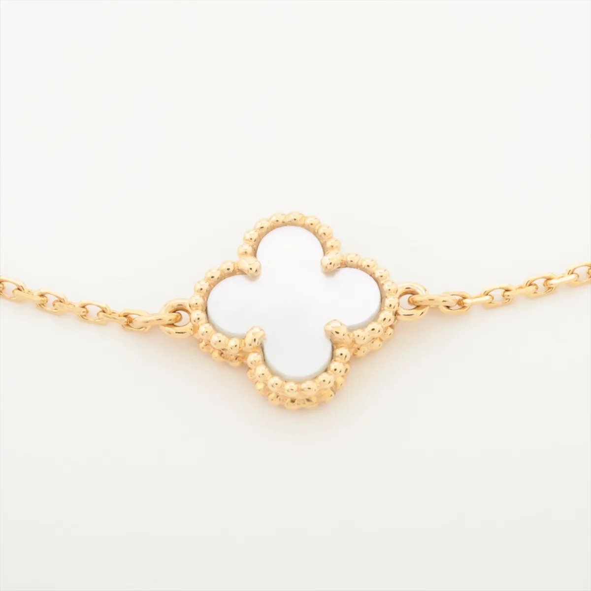 Sweet Alhambra Shell Bracelet 750(YG) 1.7g JE894716 — view 2