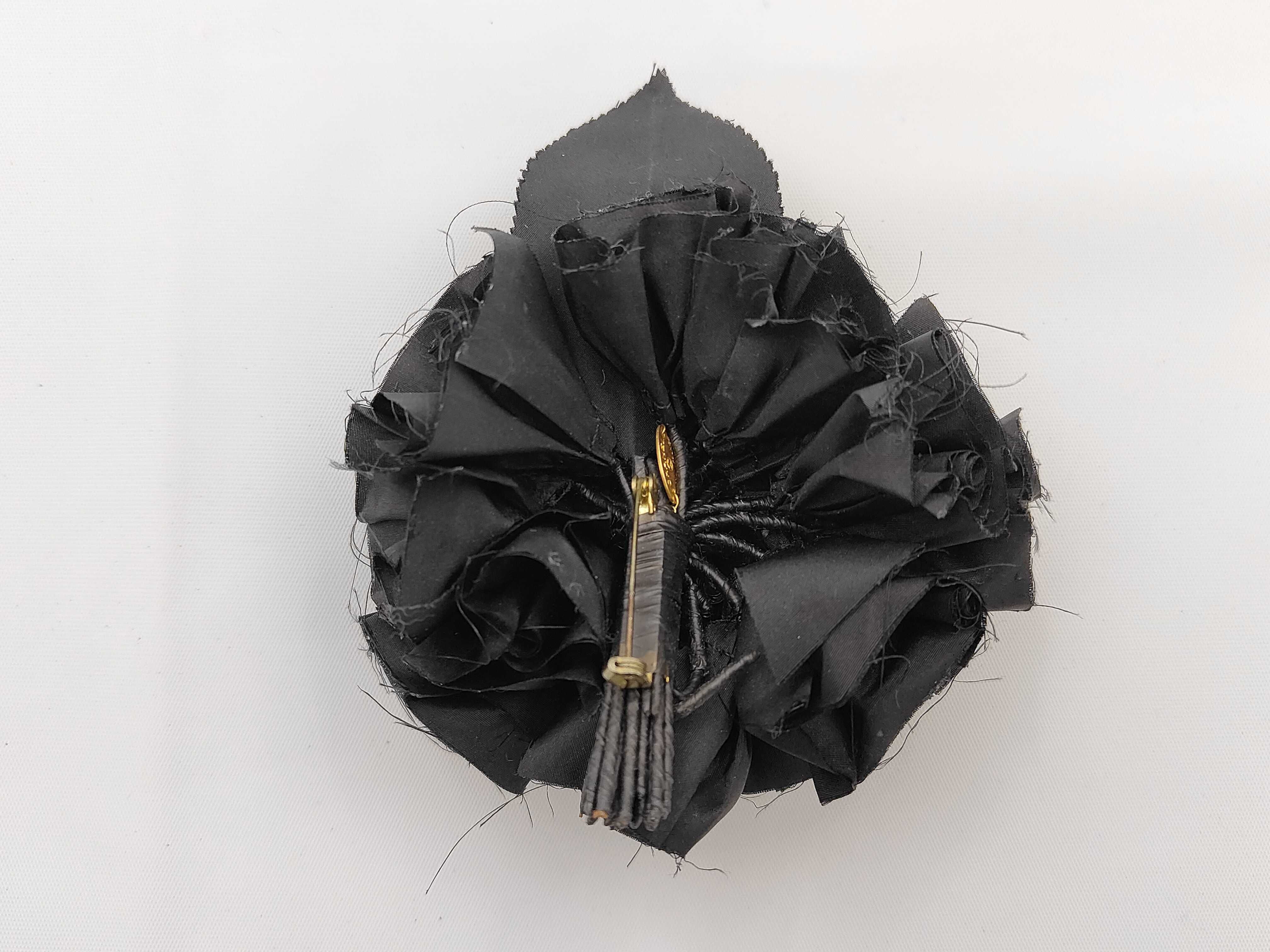 brooch — view 2
