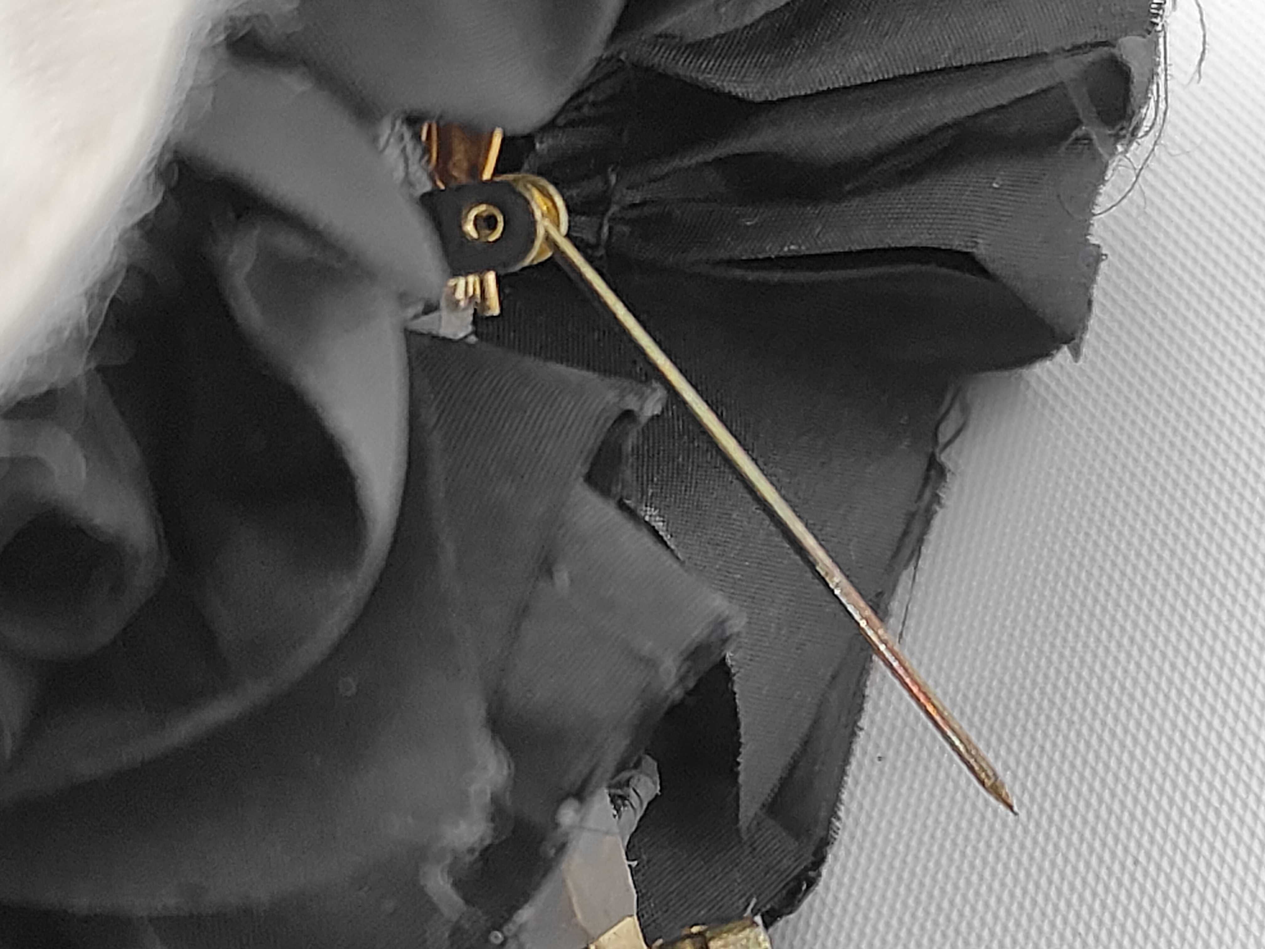 brooch — view 3