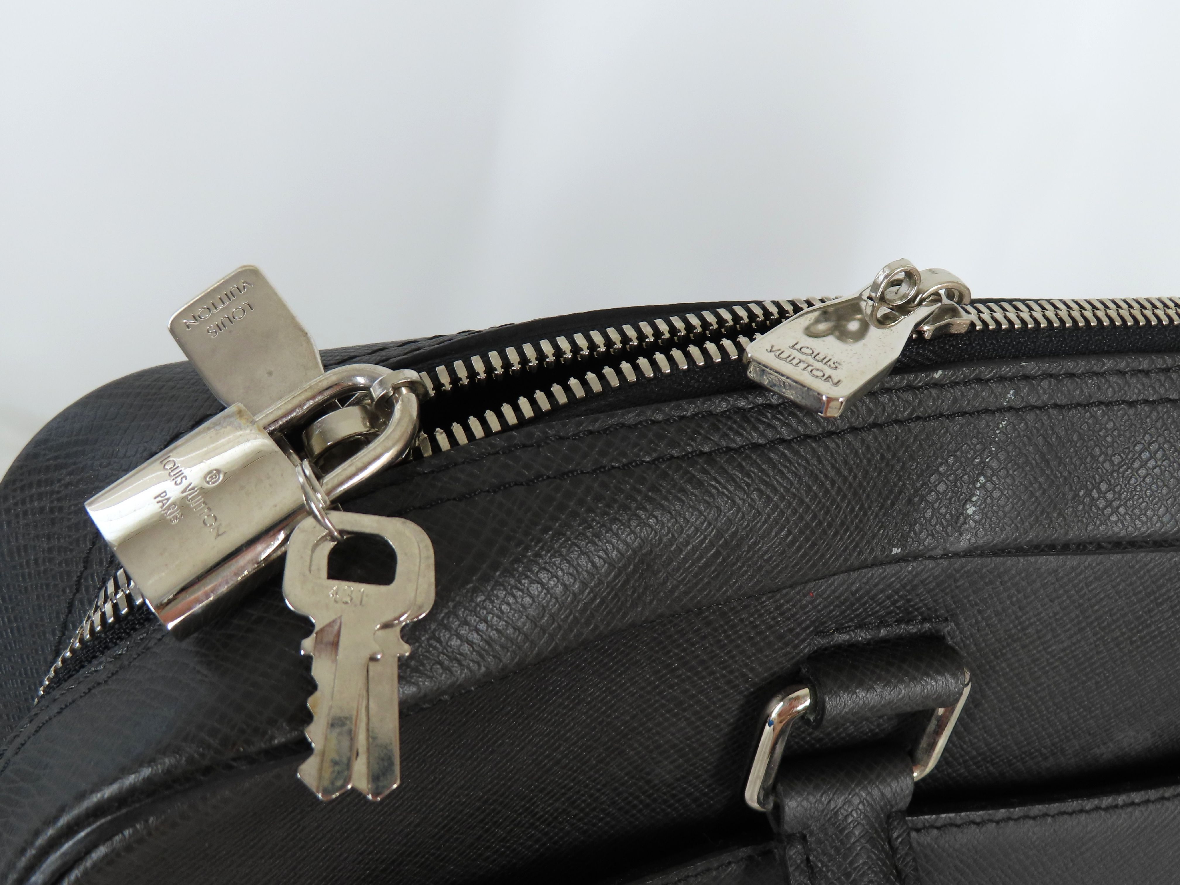Taiga Vuitton Taiga Port Document Business PM M32952 FL1144 Black Business Bag — view 8