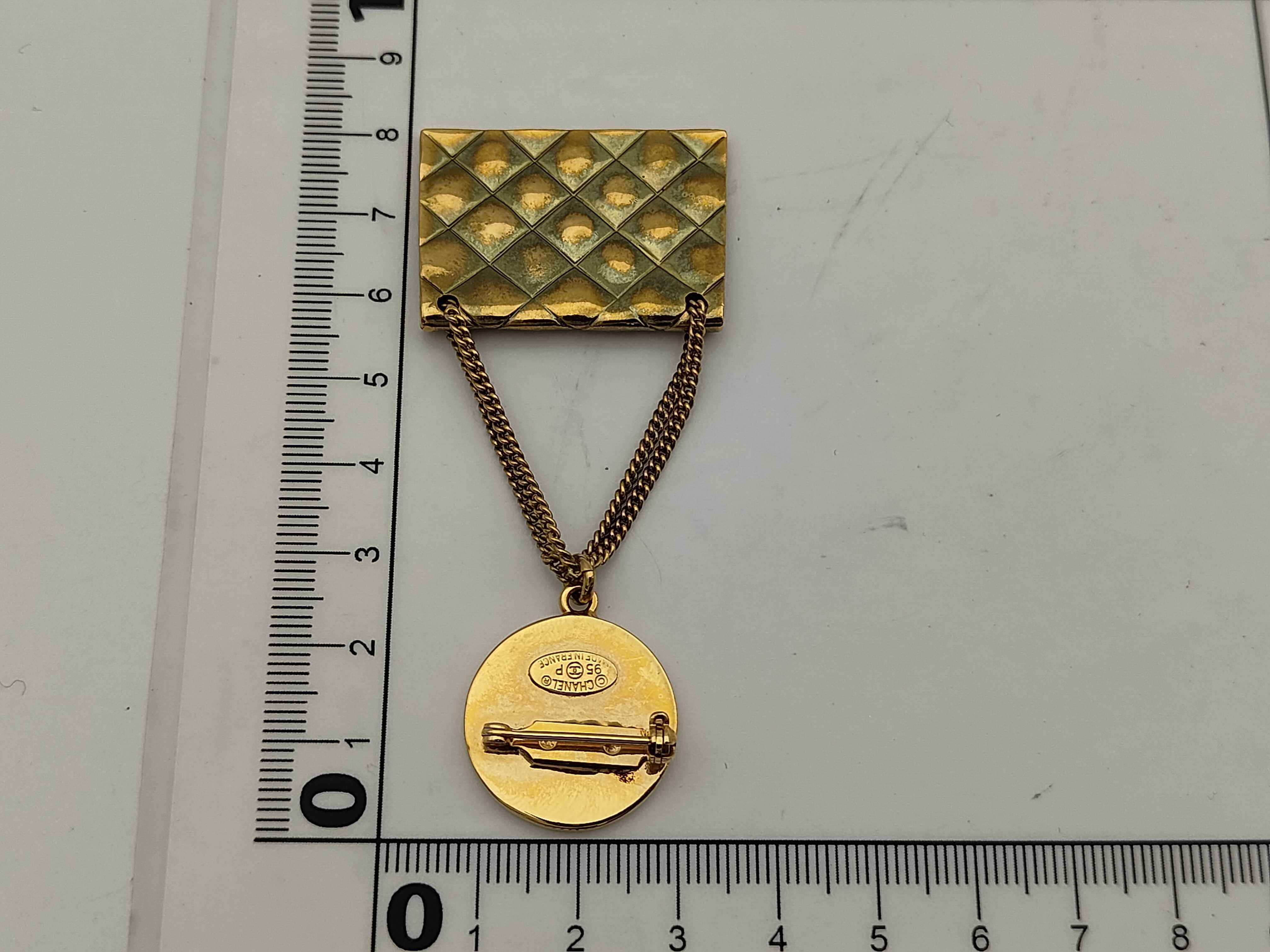 Cambon Brooch Matelassé Bag Charm Coco Mark Gold Brooch — view 2
