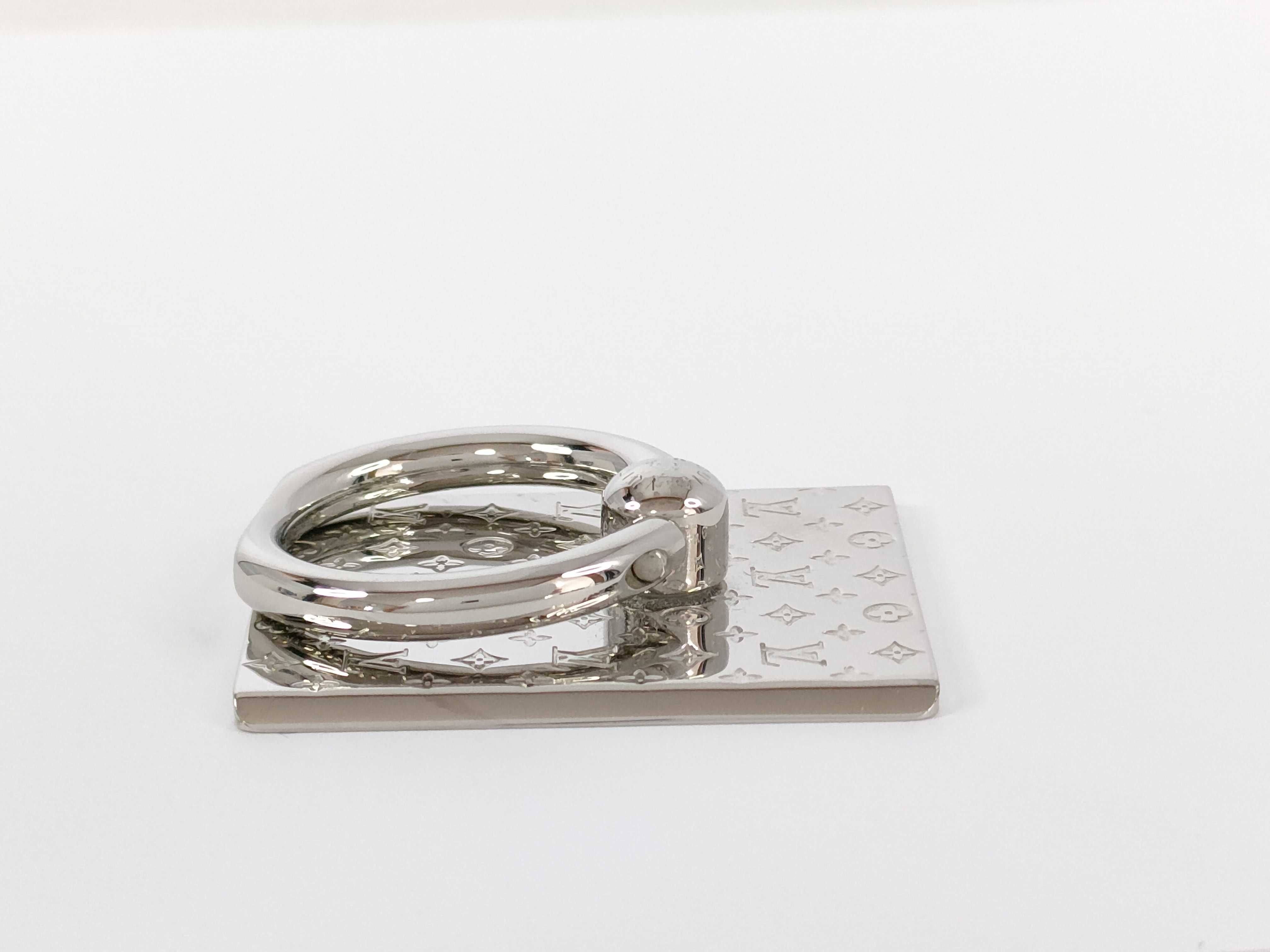 Monogram Louis Vuitton Monogram Smartphone Ring and other accessories — view 3