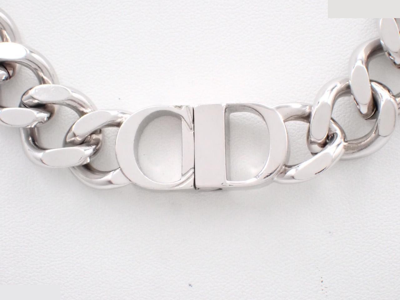 Silver necklace, approximately 45 cm in length.
