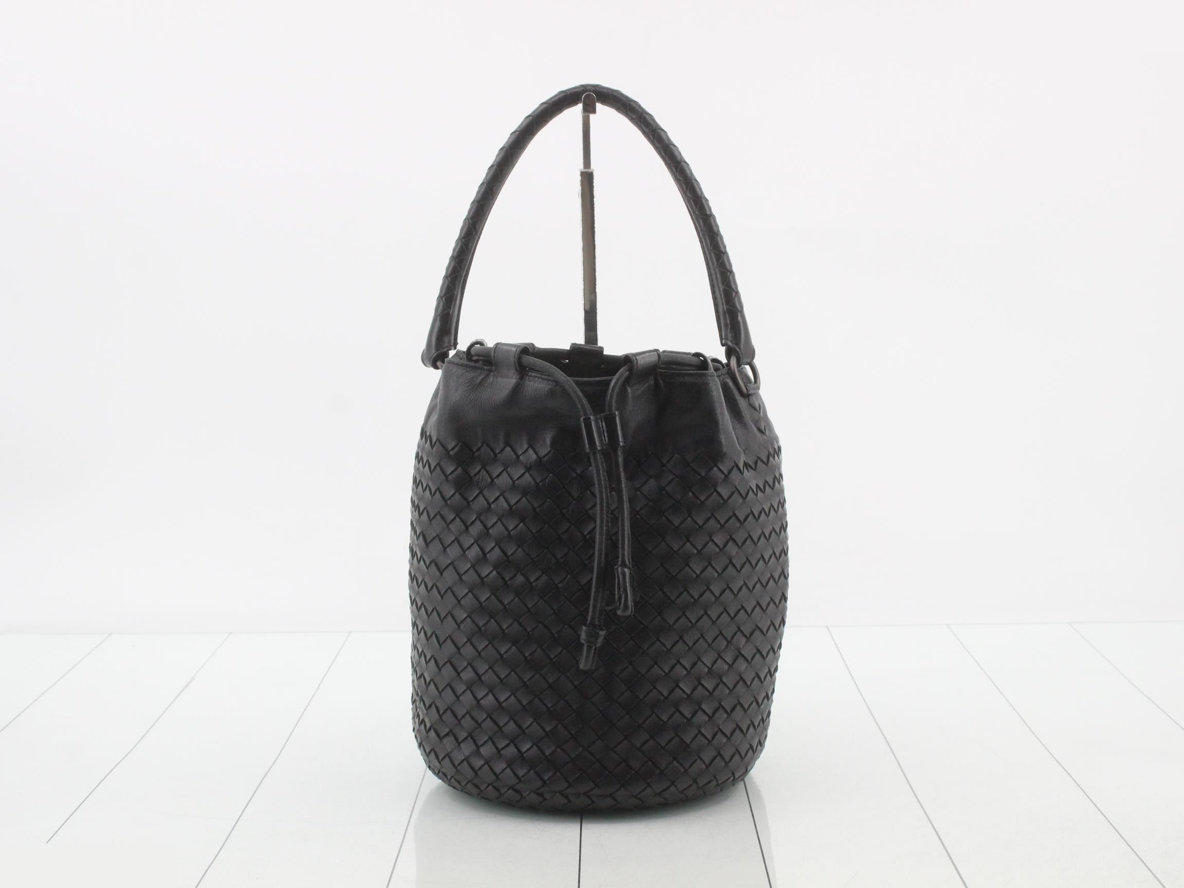 Intrecciato (bag) - Handbag, drawstring closure, leather, black