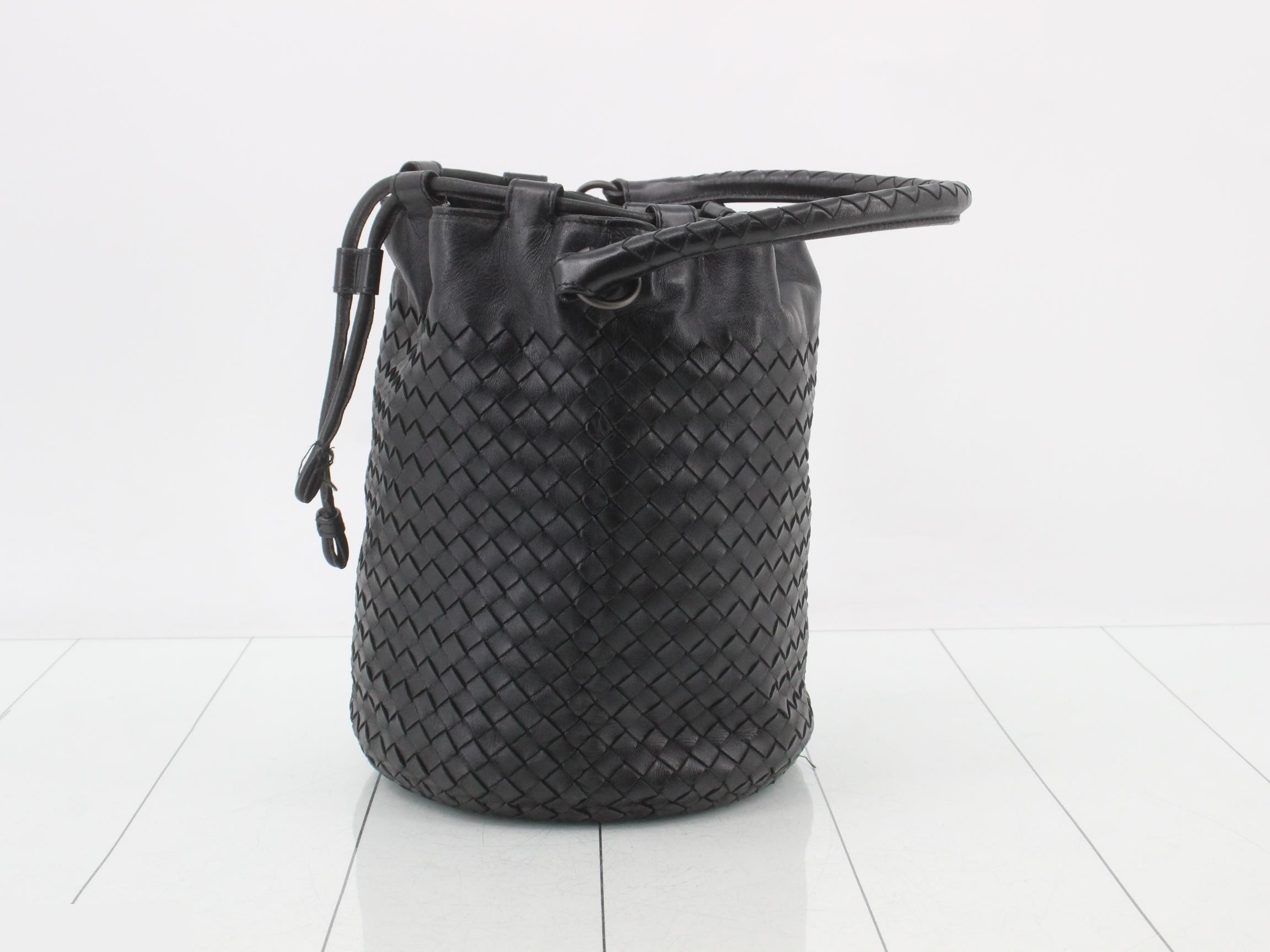 Intrecciato (bag) - Handbag, drawstring closure, leather, black — view 3
