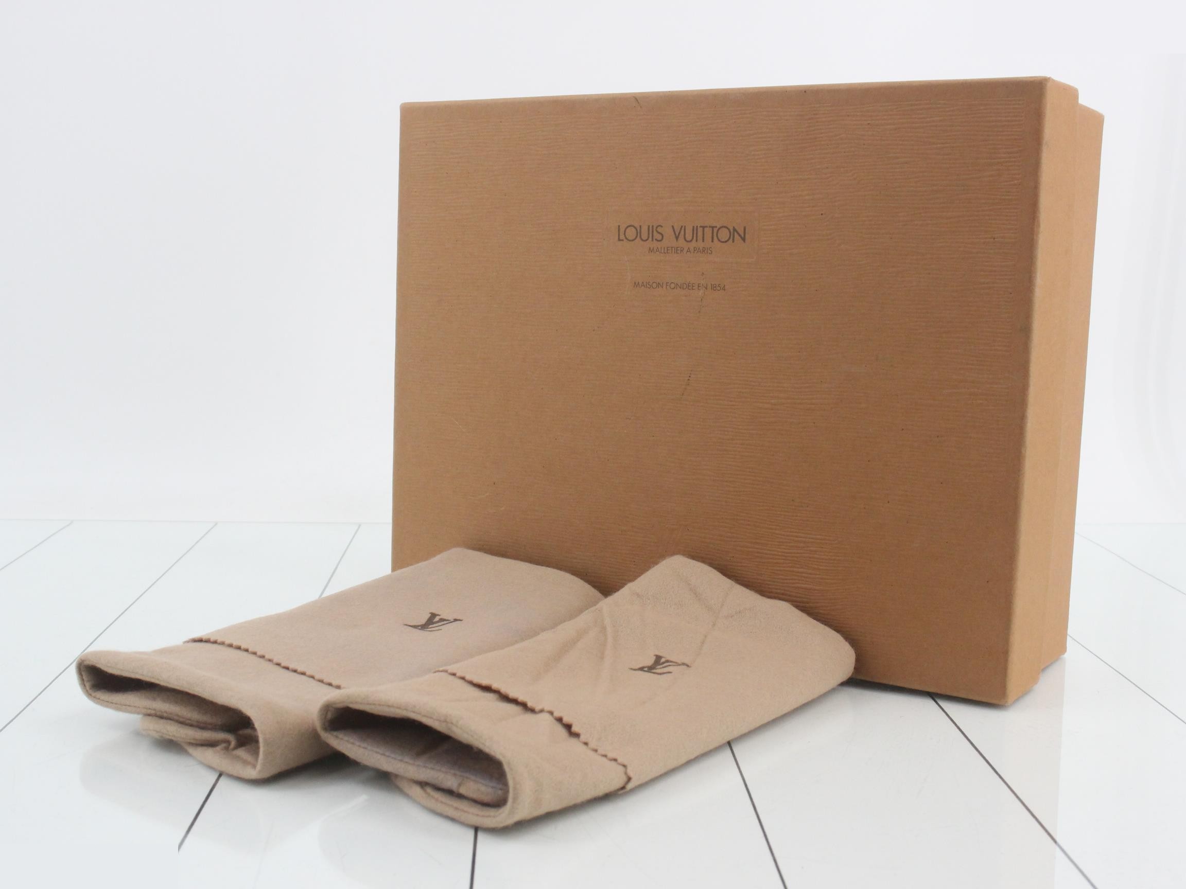LV Epi Free Run Noir Shoulder Bag — view 7