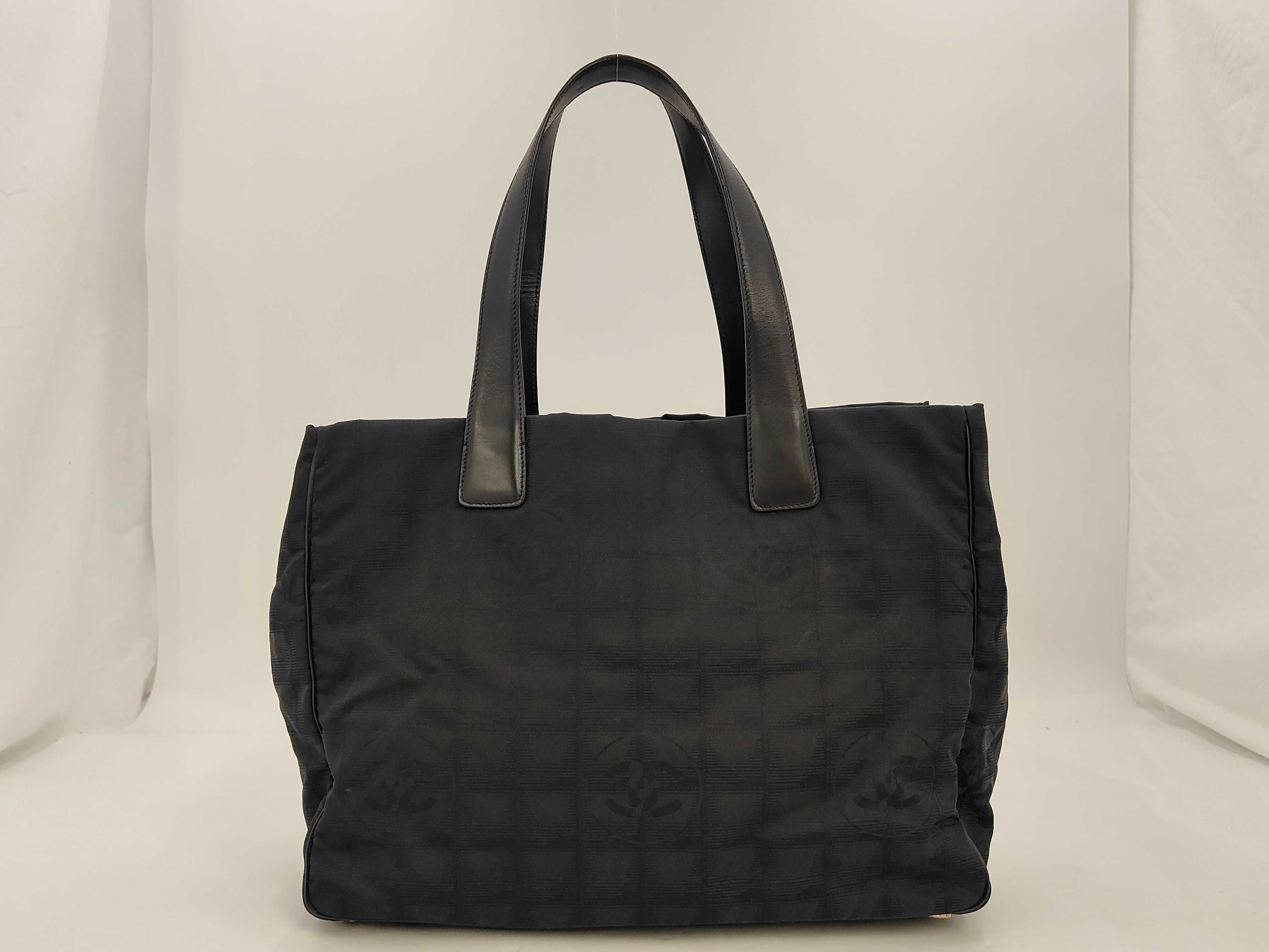 New Travel Line Tote MM Handbag, Black Tote Bag
