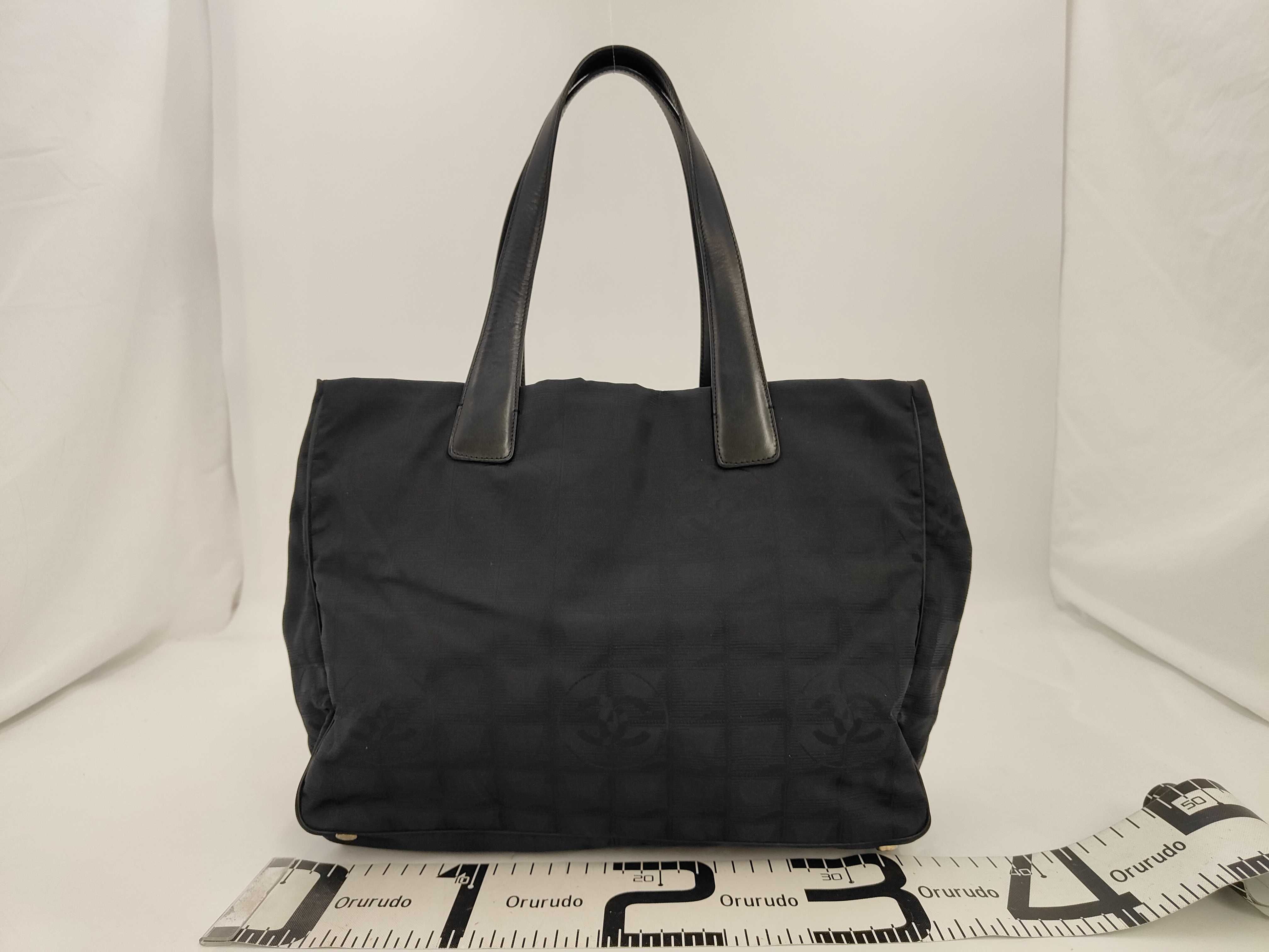 New Travel Line Tote MM Handbag, Black Tote Bag — view 2