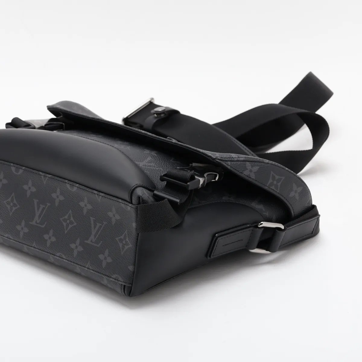 Monogram Eclipse Messenger Voyage PM M40511 FO4166 Black — view 3