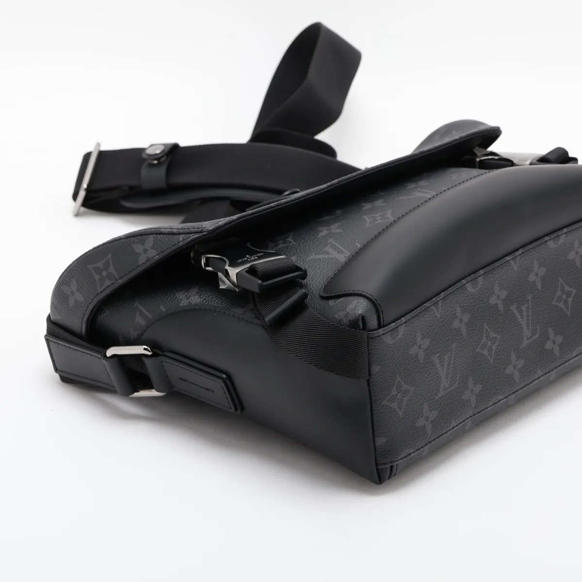 Monogram Eclipse Messenger Voyage PM M40511 FO4166 Black — view 4