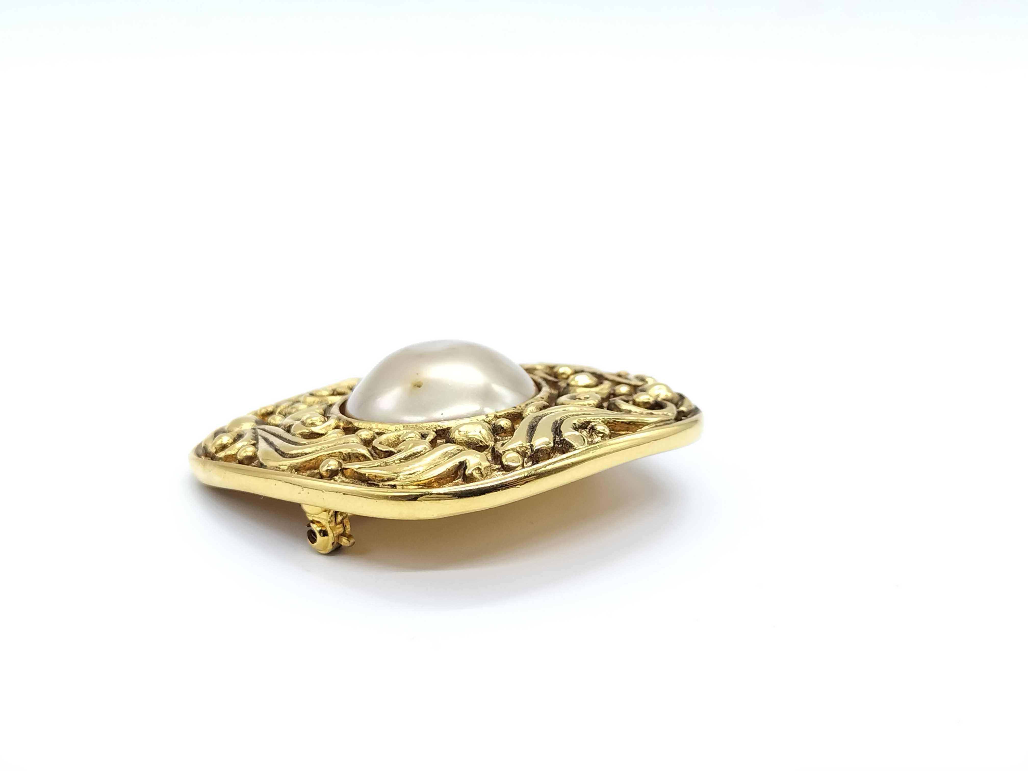 brooch — view 2