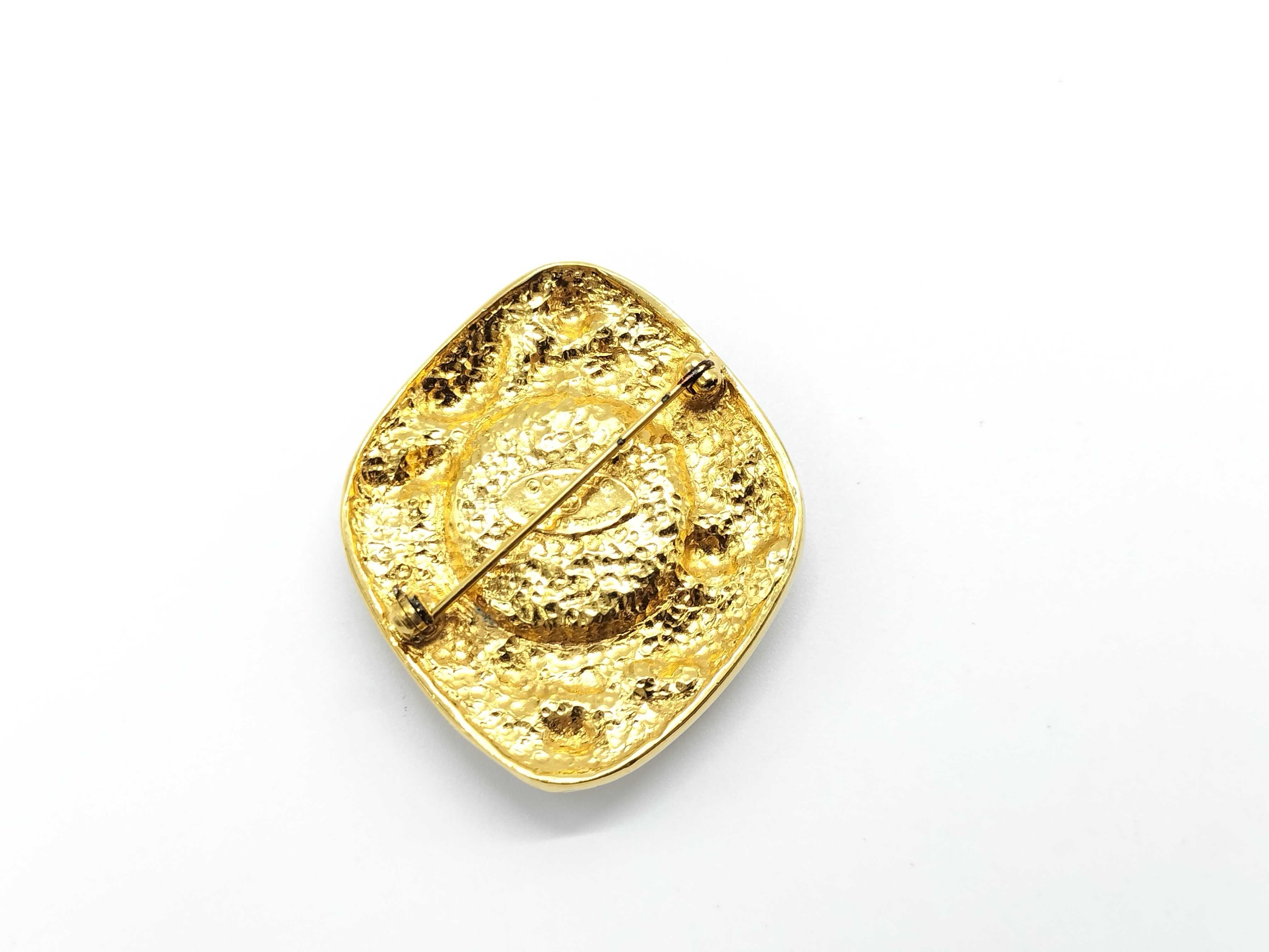 brooch — view 3