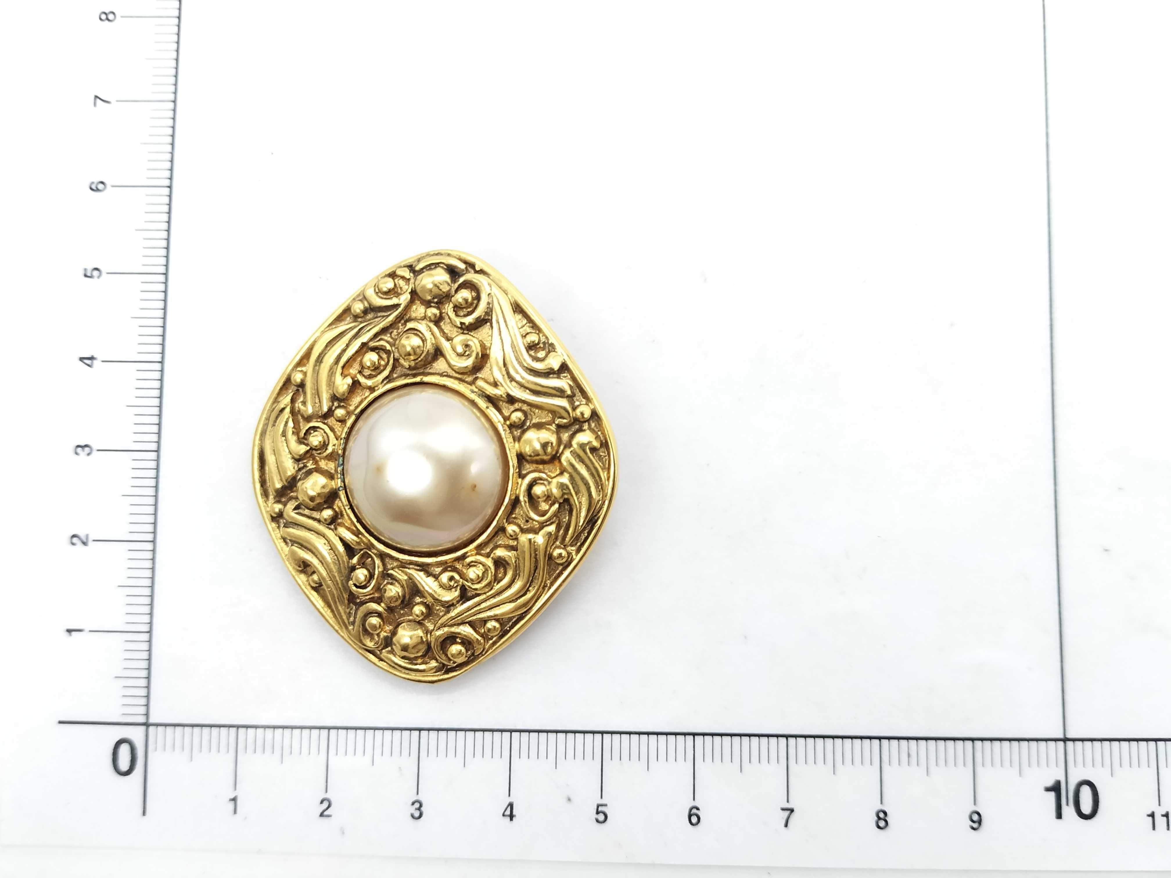 brooch — view 6