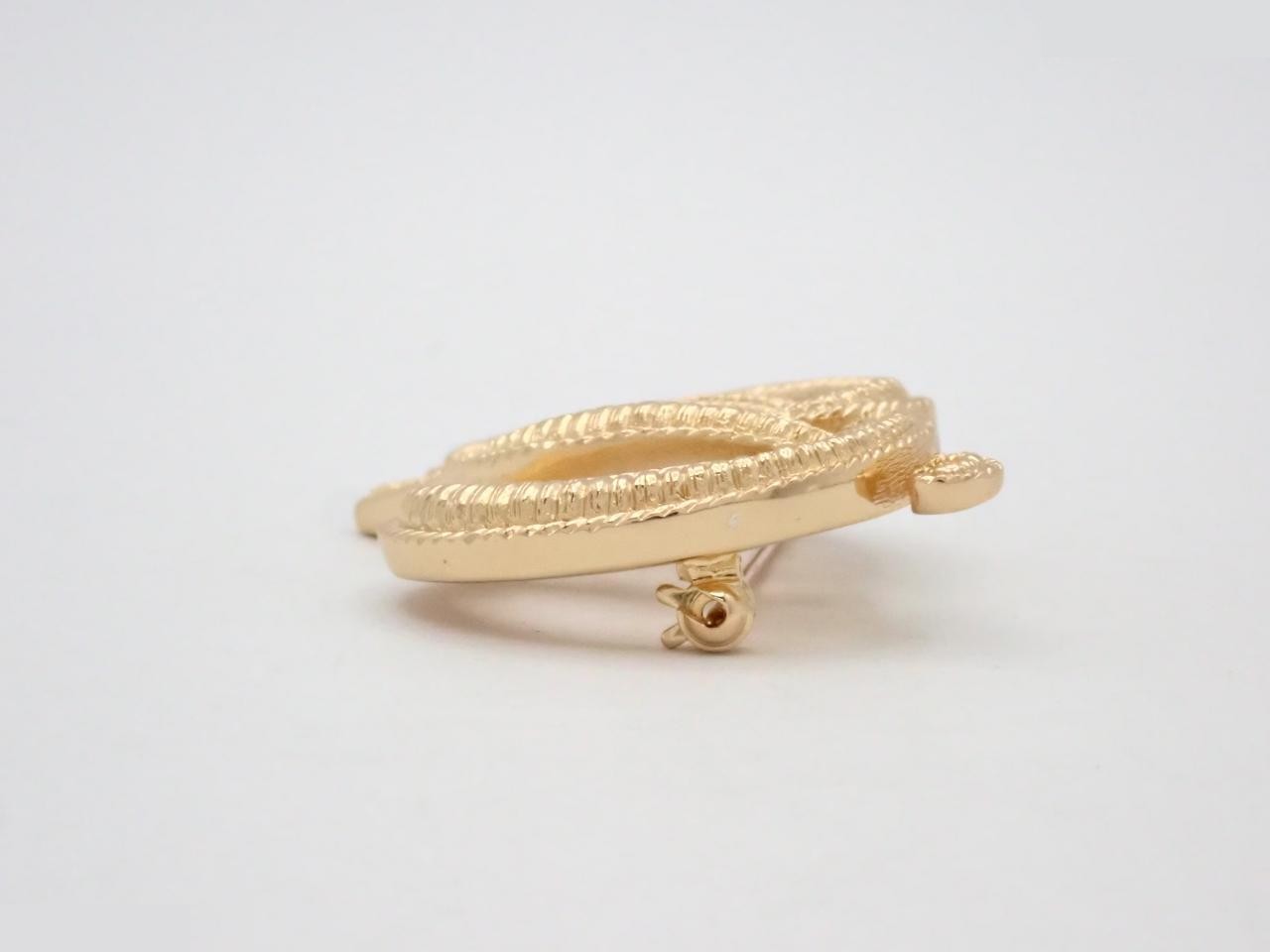 Gold brooch — view 3