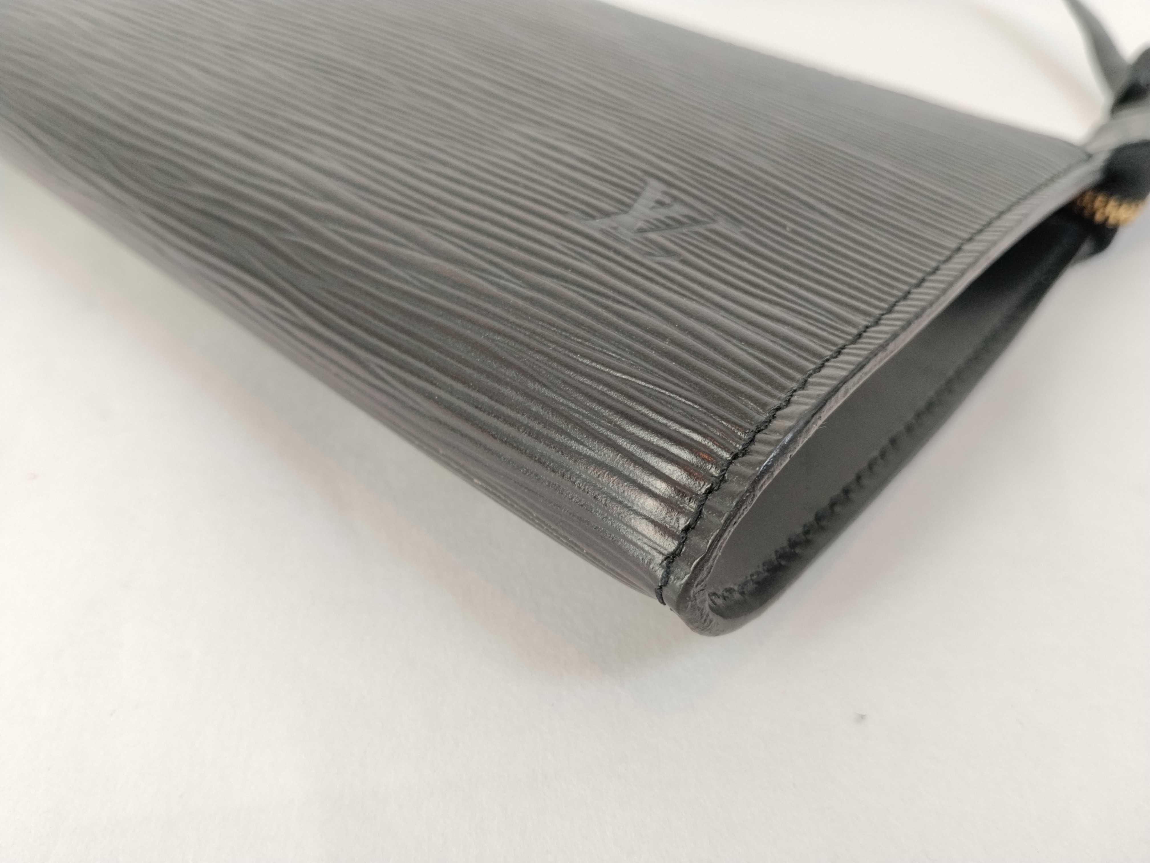Epi Louis Vuitton Epi Pochette Accessoires Noir Pouch — view 7