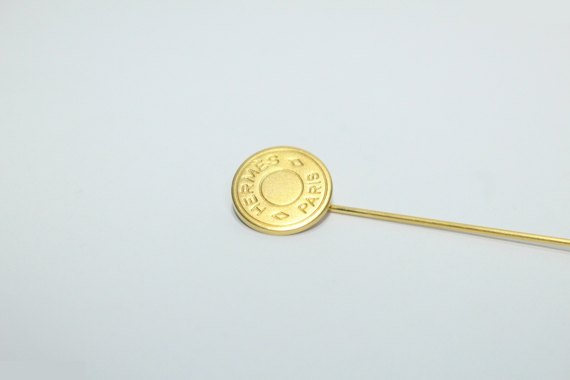 Sellier pin brooch, gold — view 2