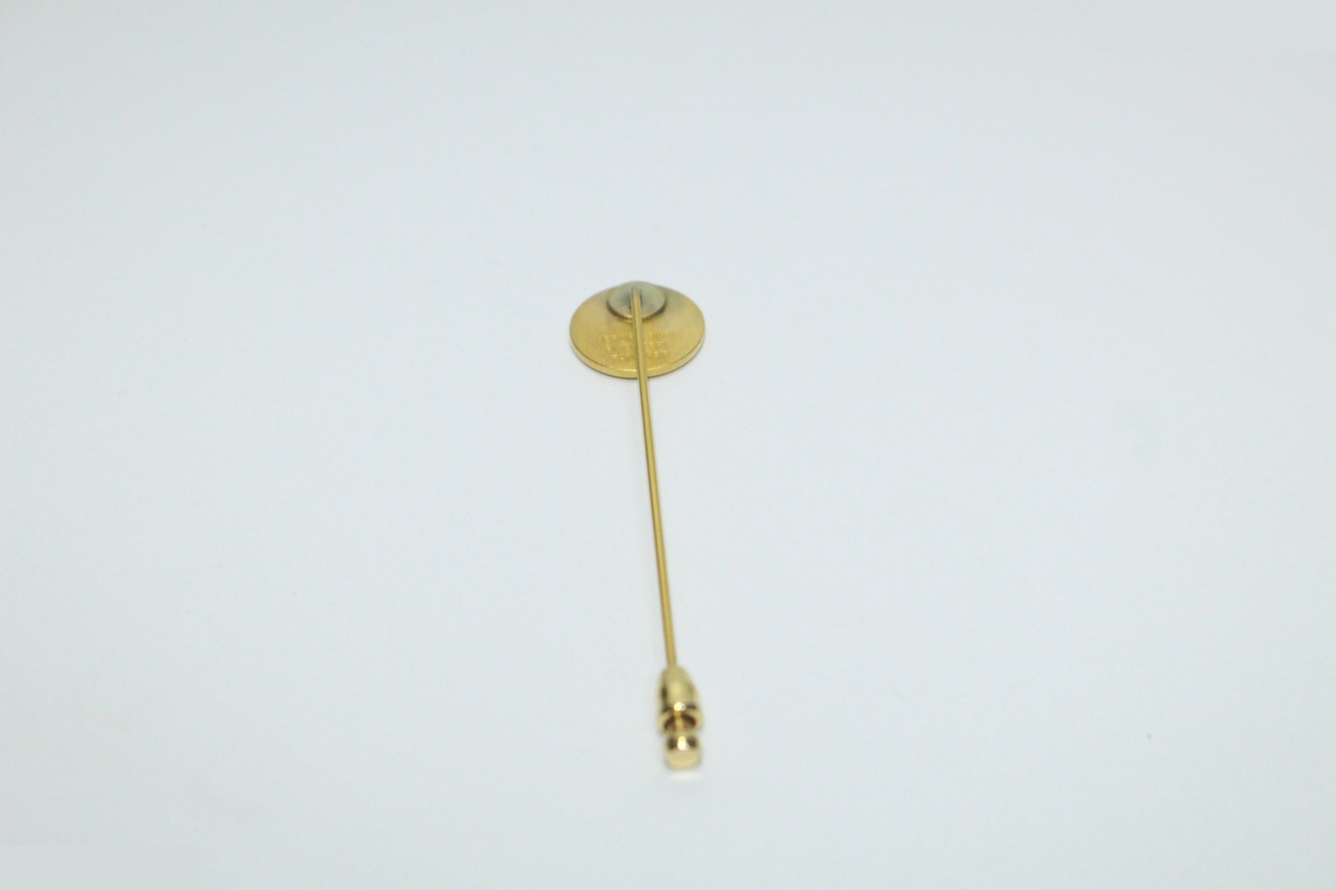 Sellier pin brooch, gold — view 3