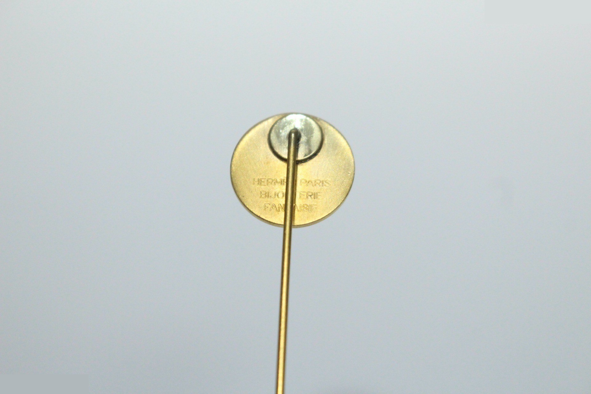 Sellier pin brooch, gold — view 5