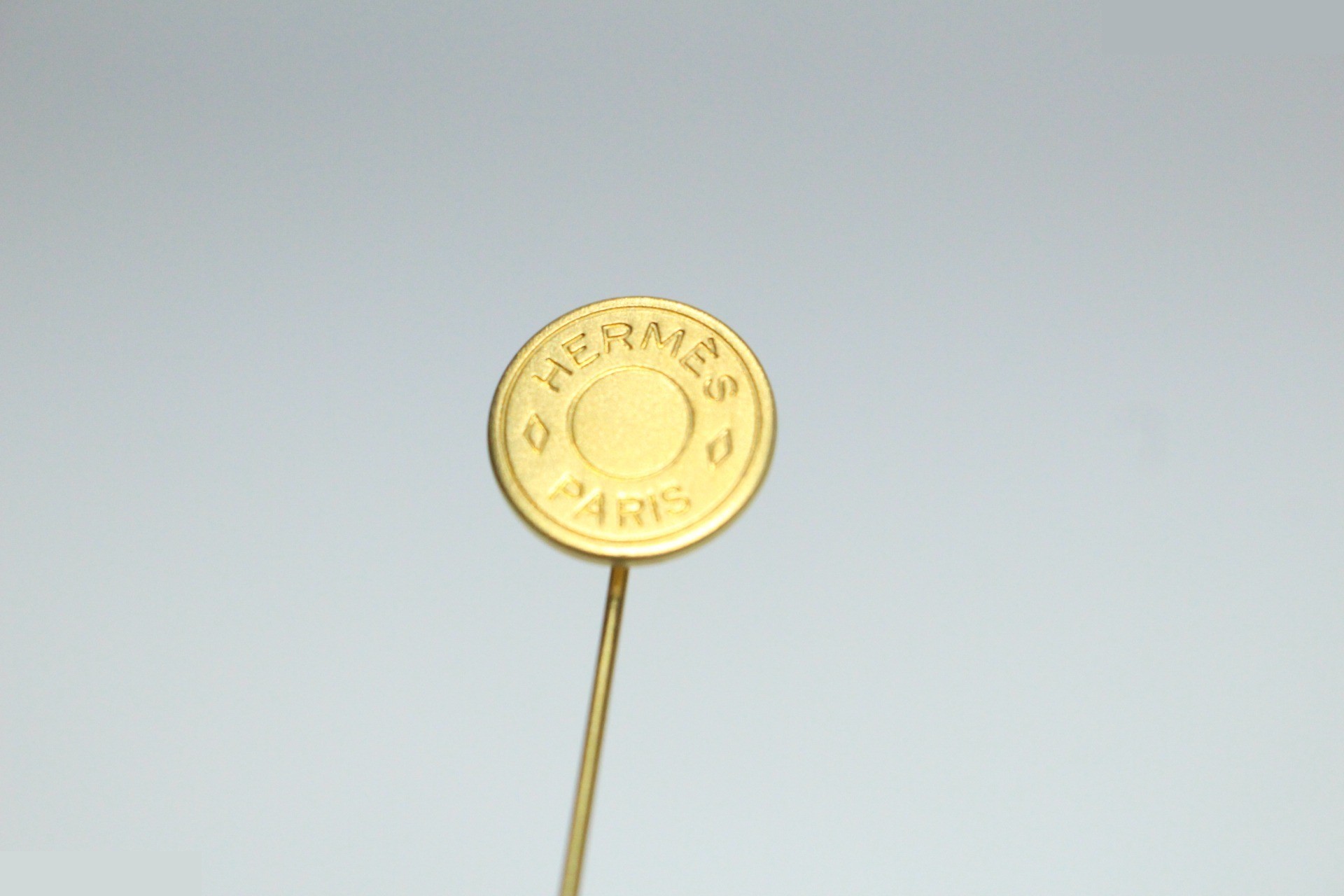 Sellier pin brooch, gold — view 6