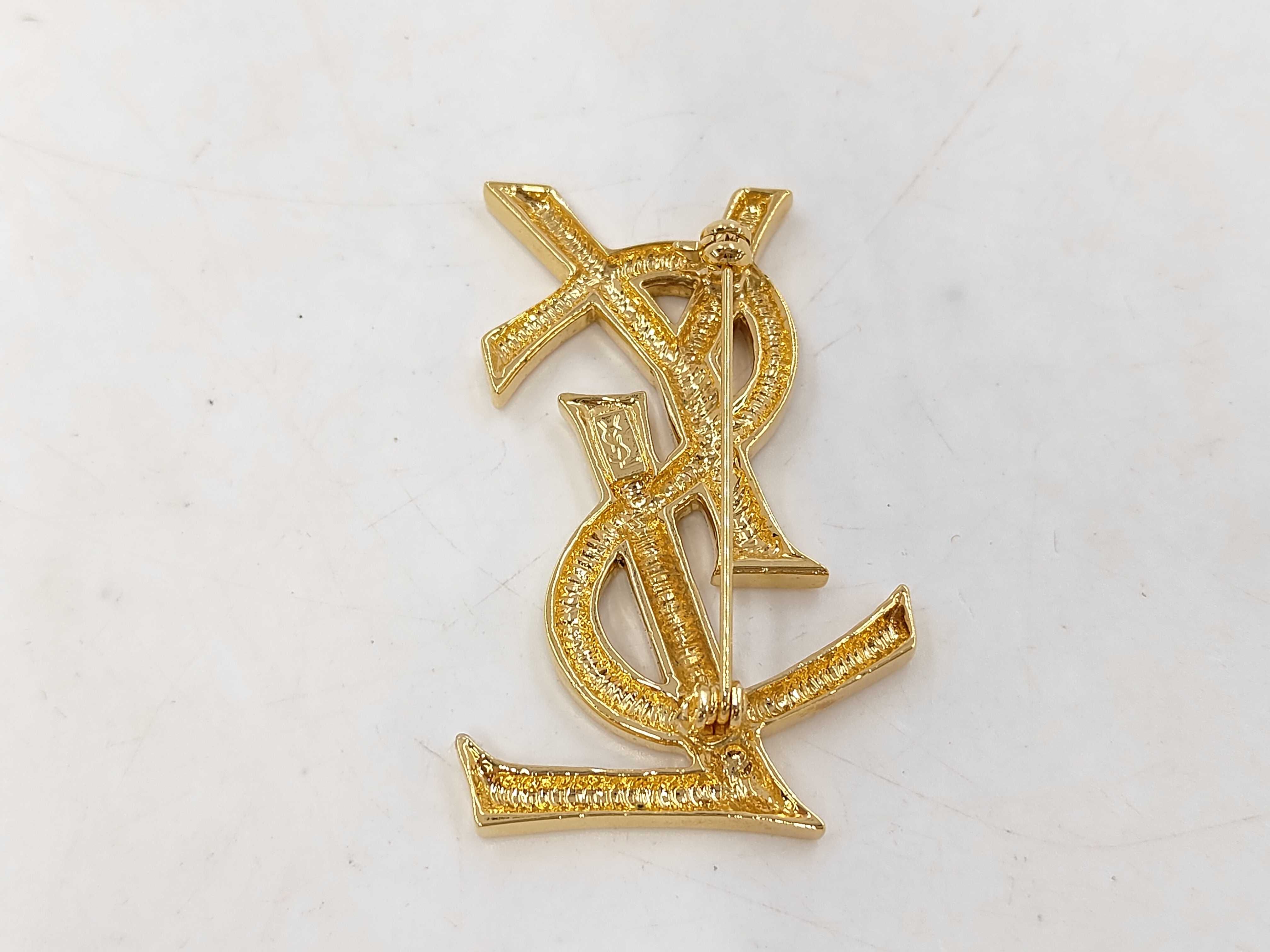 brooch — view 2