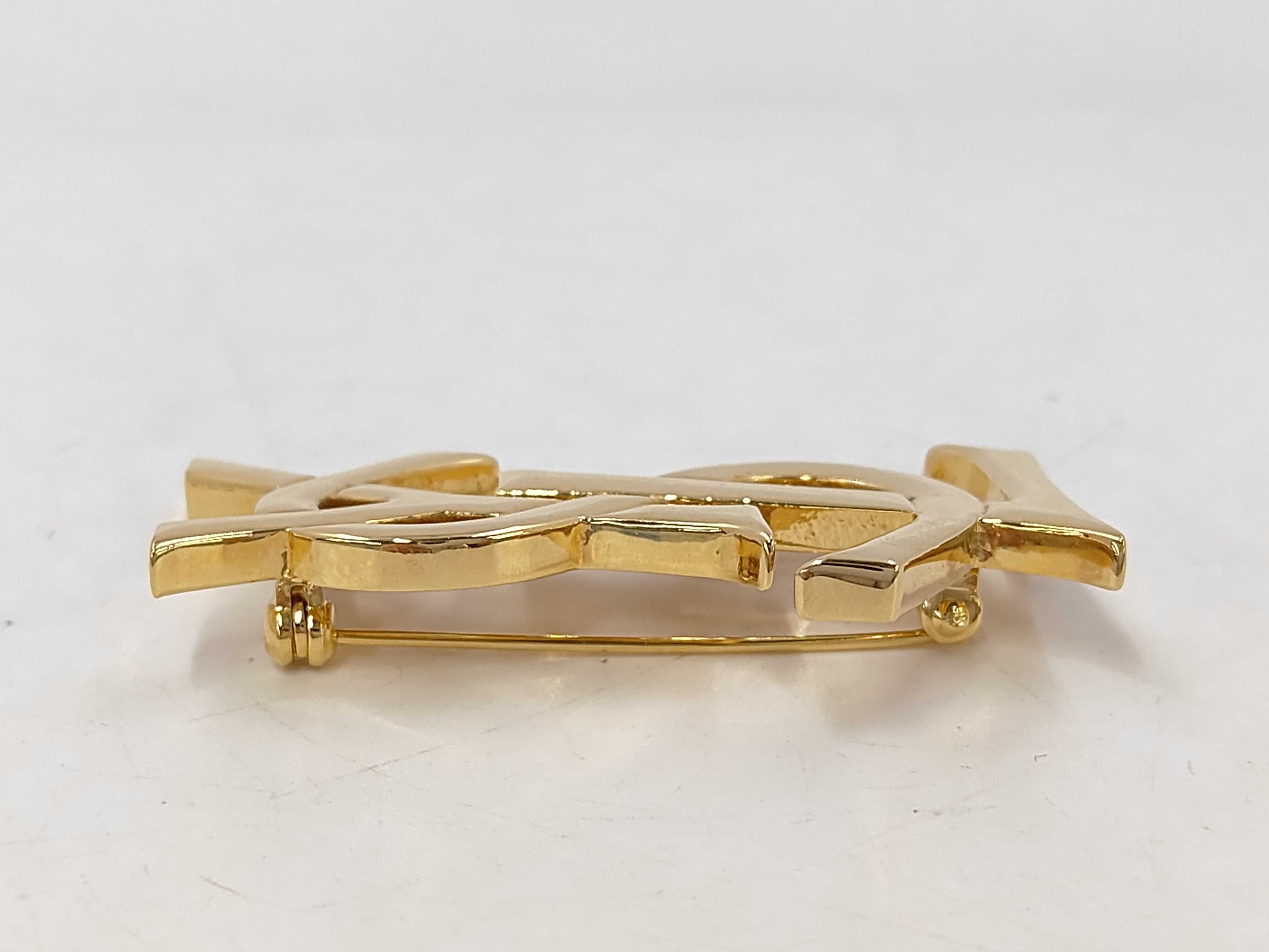 brooch — view 3