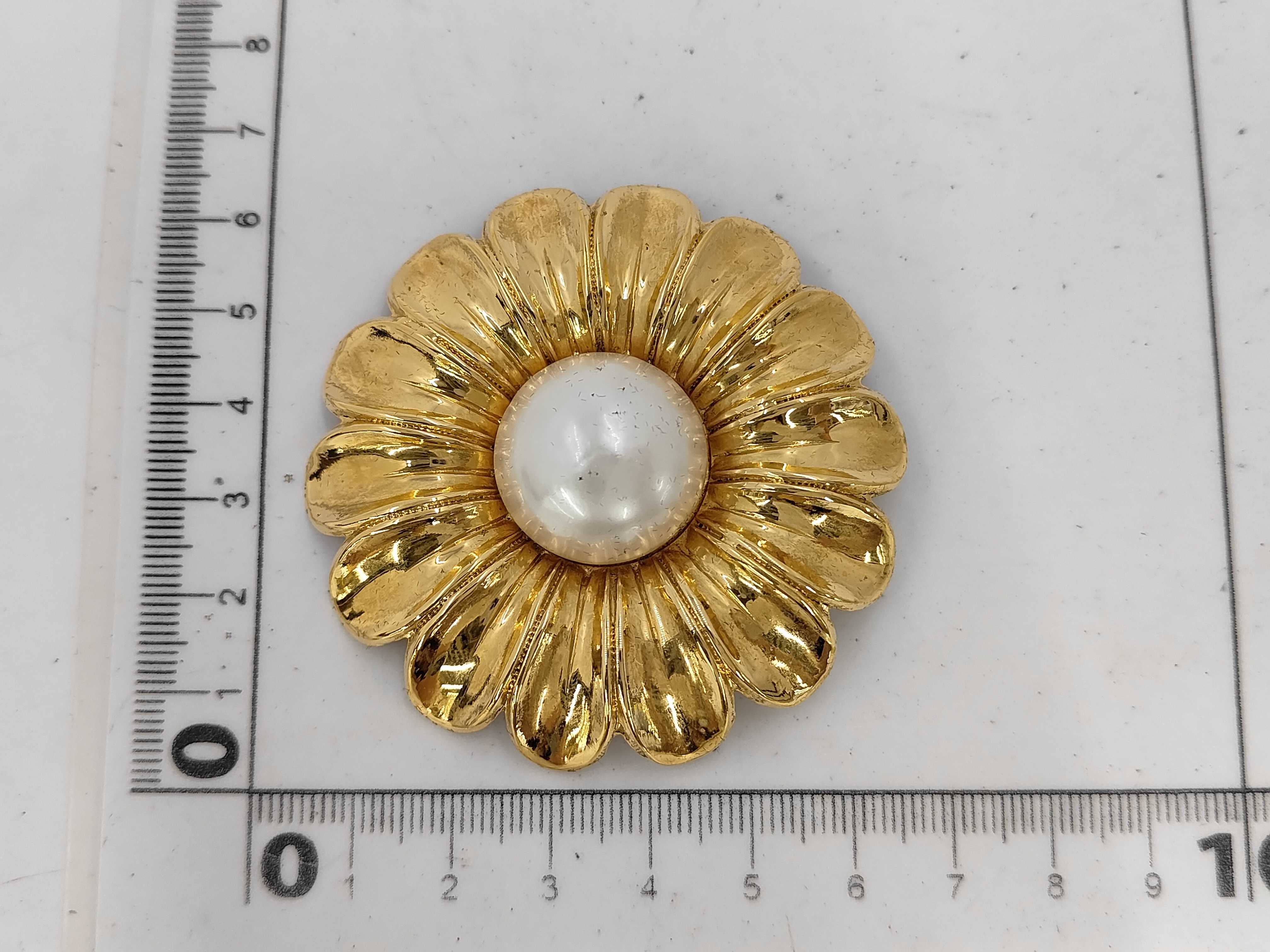 23 Pearl Brooch — view 5