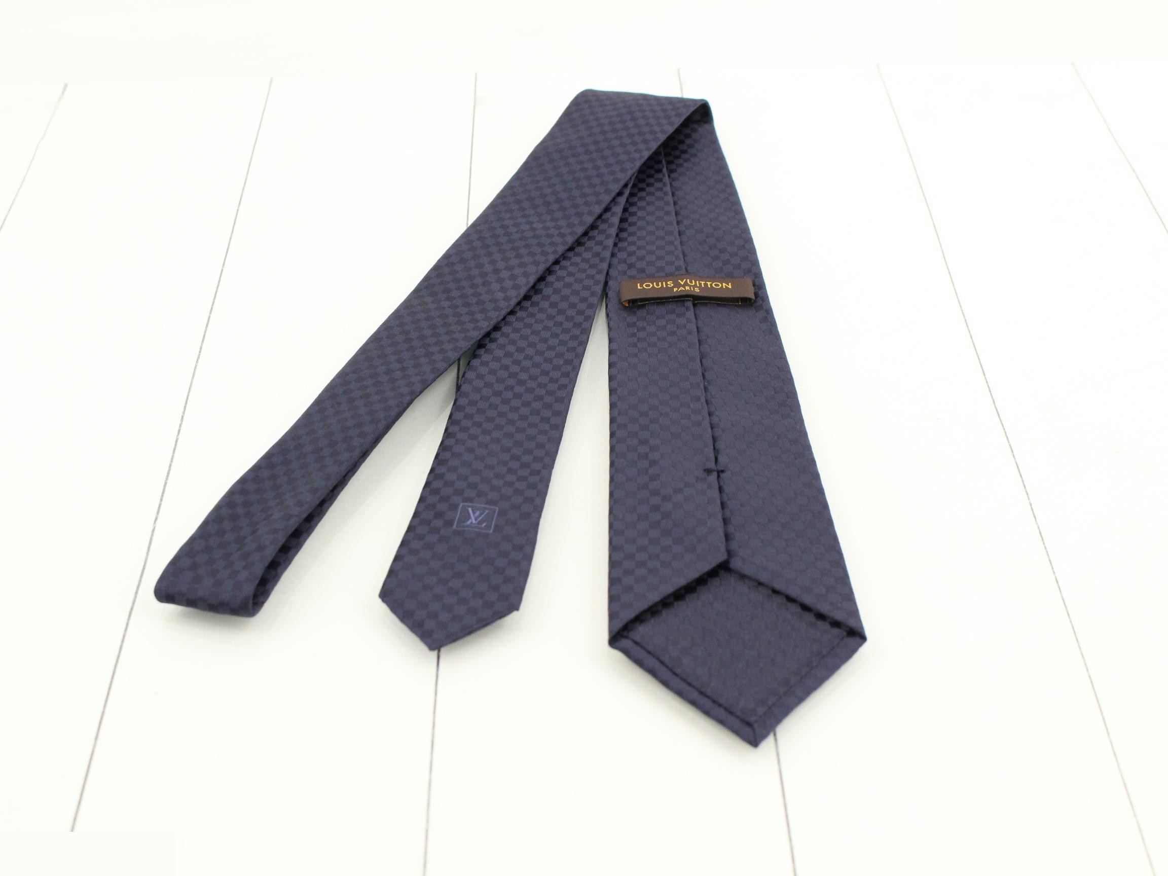 tie — view 2
