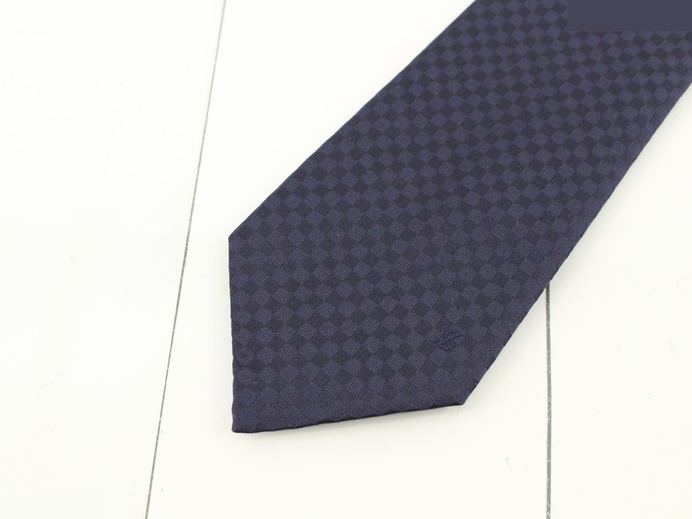 tie — view 3