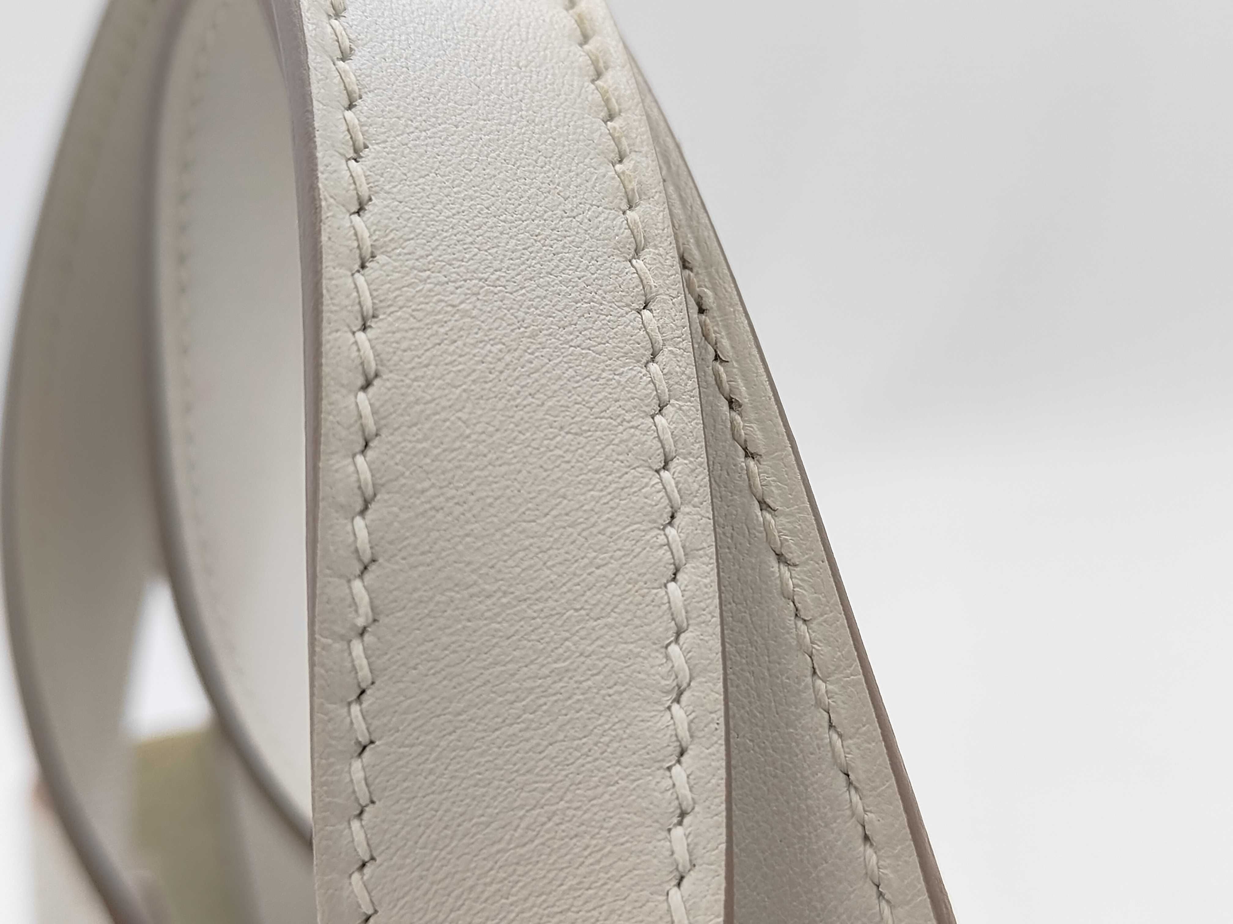 In the Loop 18 handbag, made of Taurillon x Swift leather, in ivory, with W stamp. — view 4