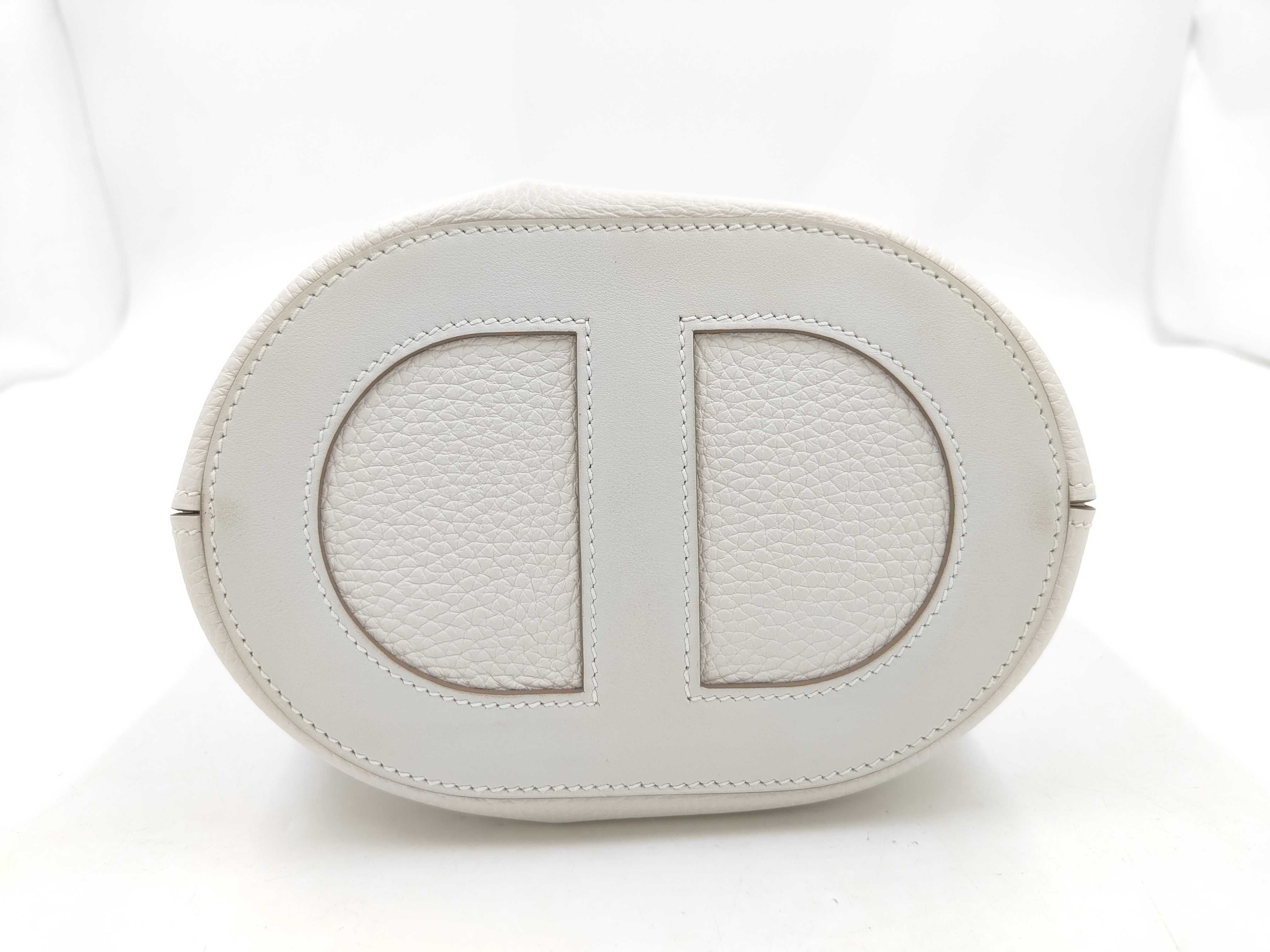 In the Loop 18 handbag, made of Taurillon x Swift leather, in ivory, with W stamp. — view 7