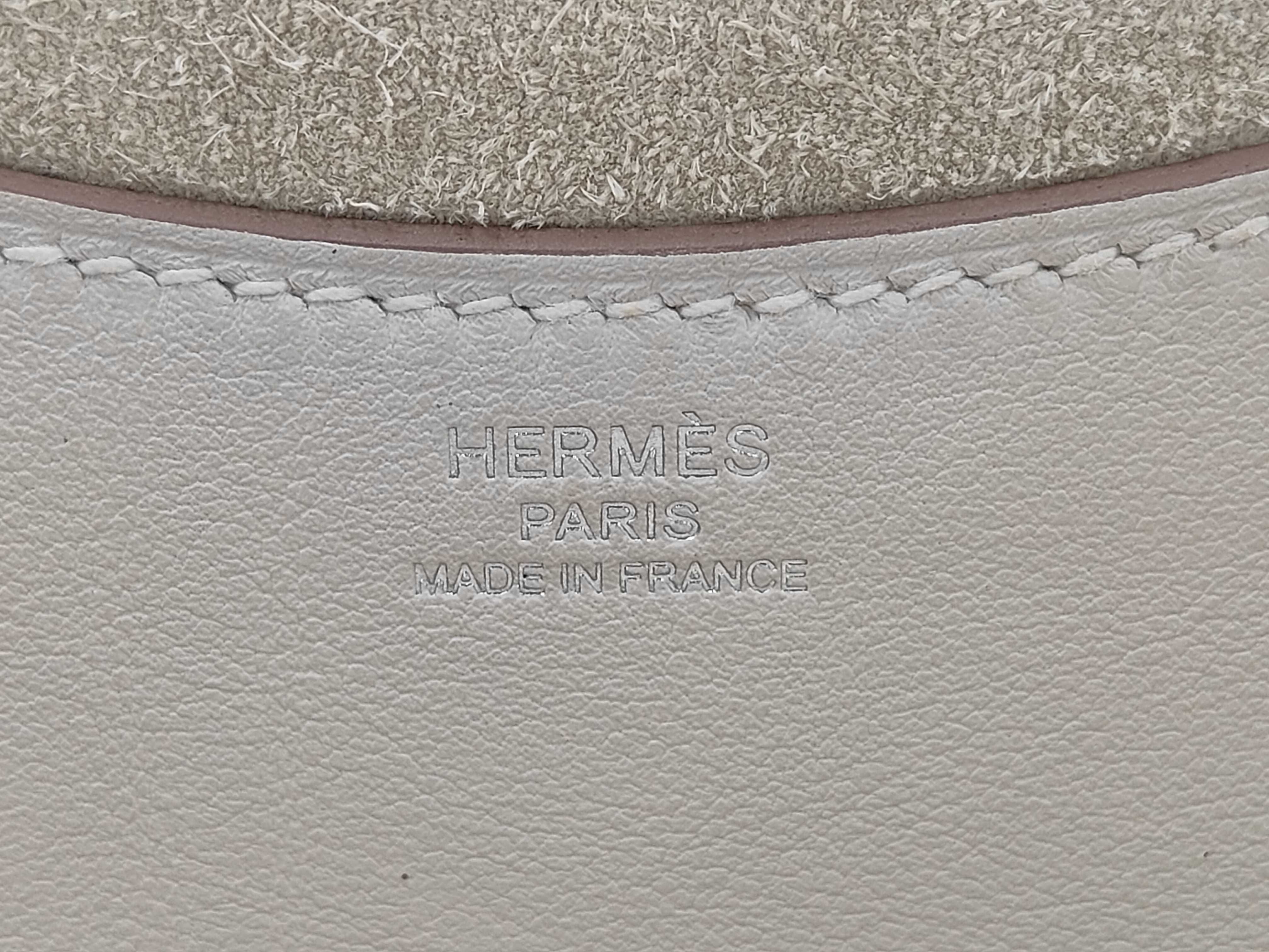 In the Loop 18 handbag, made of Taurillon x Swift leather, in ivory, with W stamp. — view 9