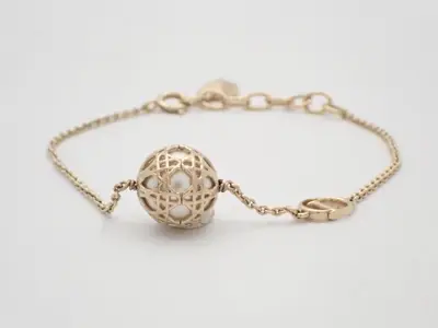 Other items: Precious metal bracelets and bangles (metal), wrist circumference approximately 19 cm.