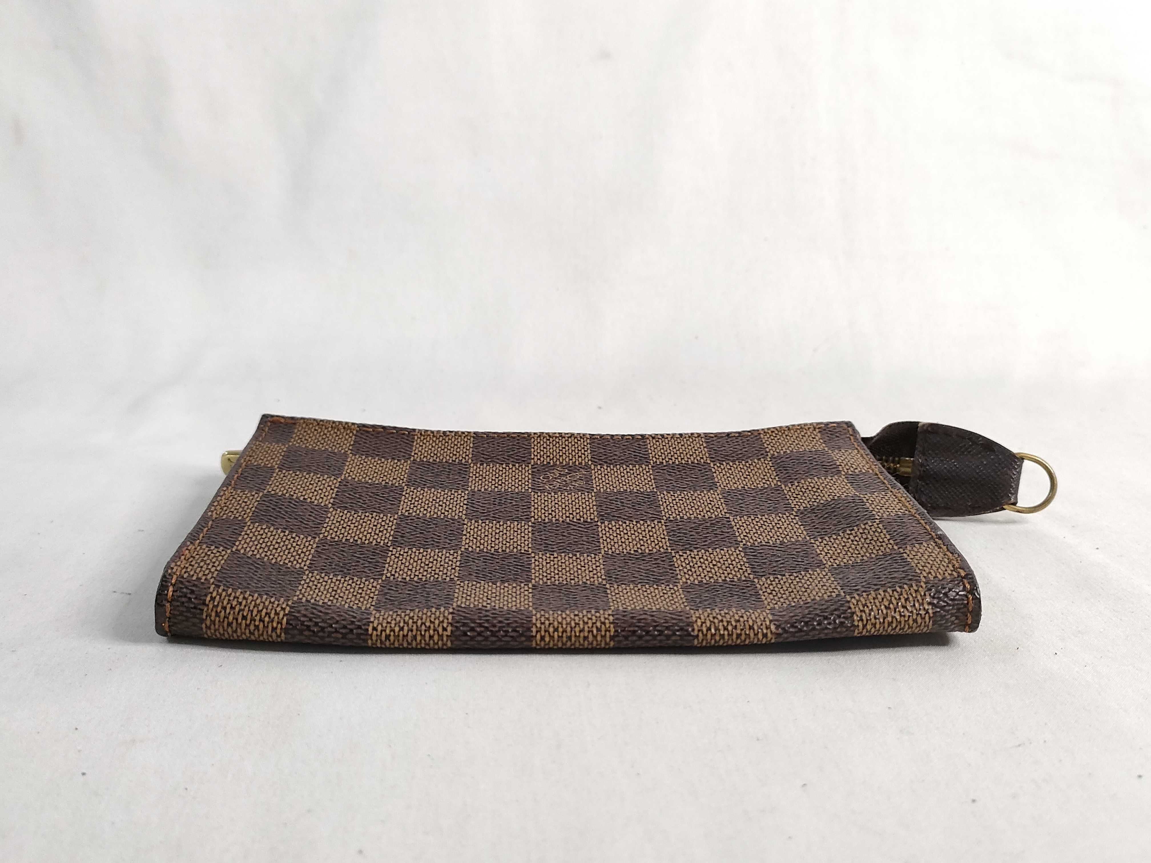 Damier bag, Louis Vuitton Damier, includes only the pouch. — view 4