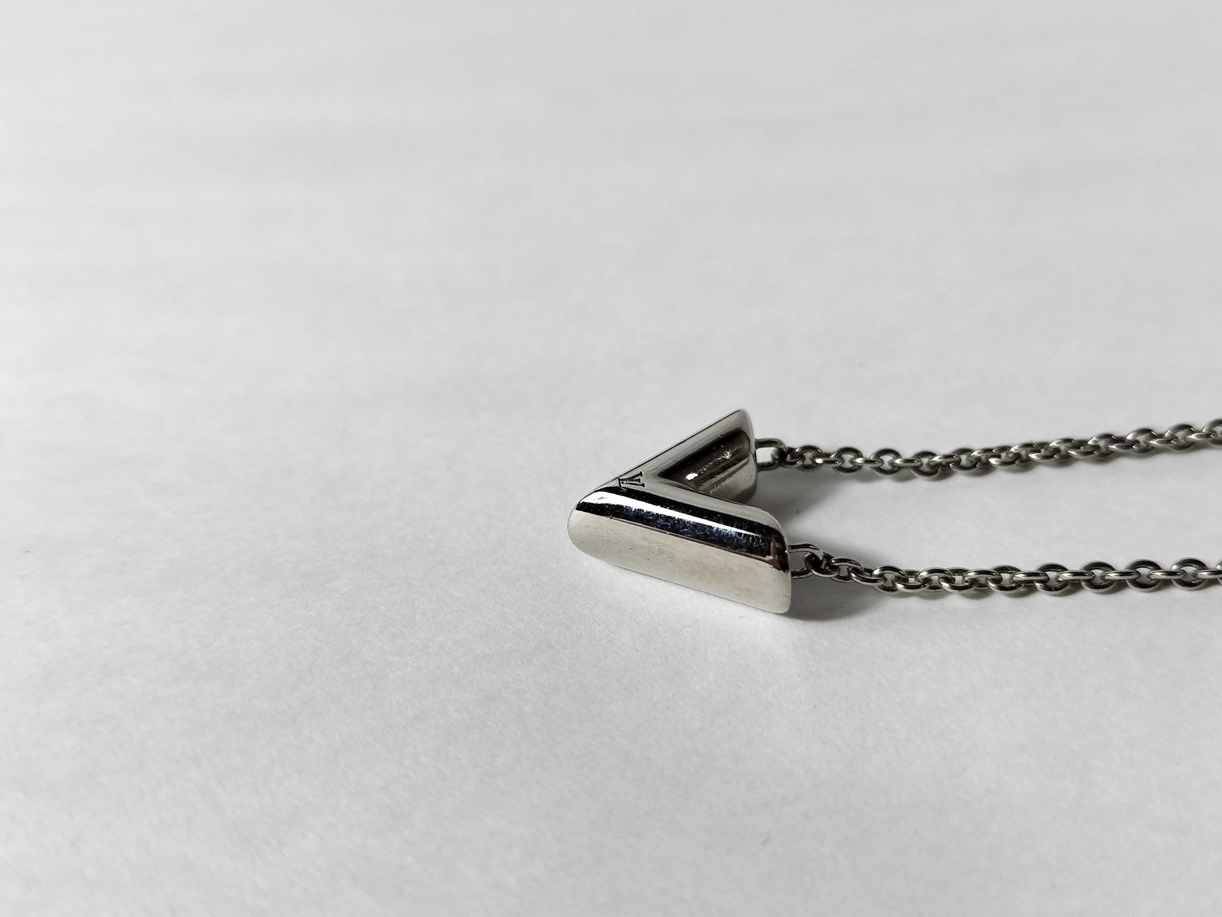 Essential V Necklace SV Necklace — view 3