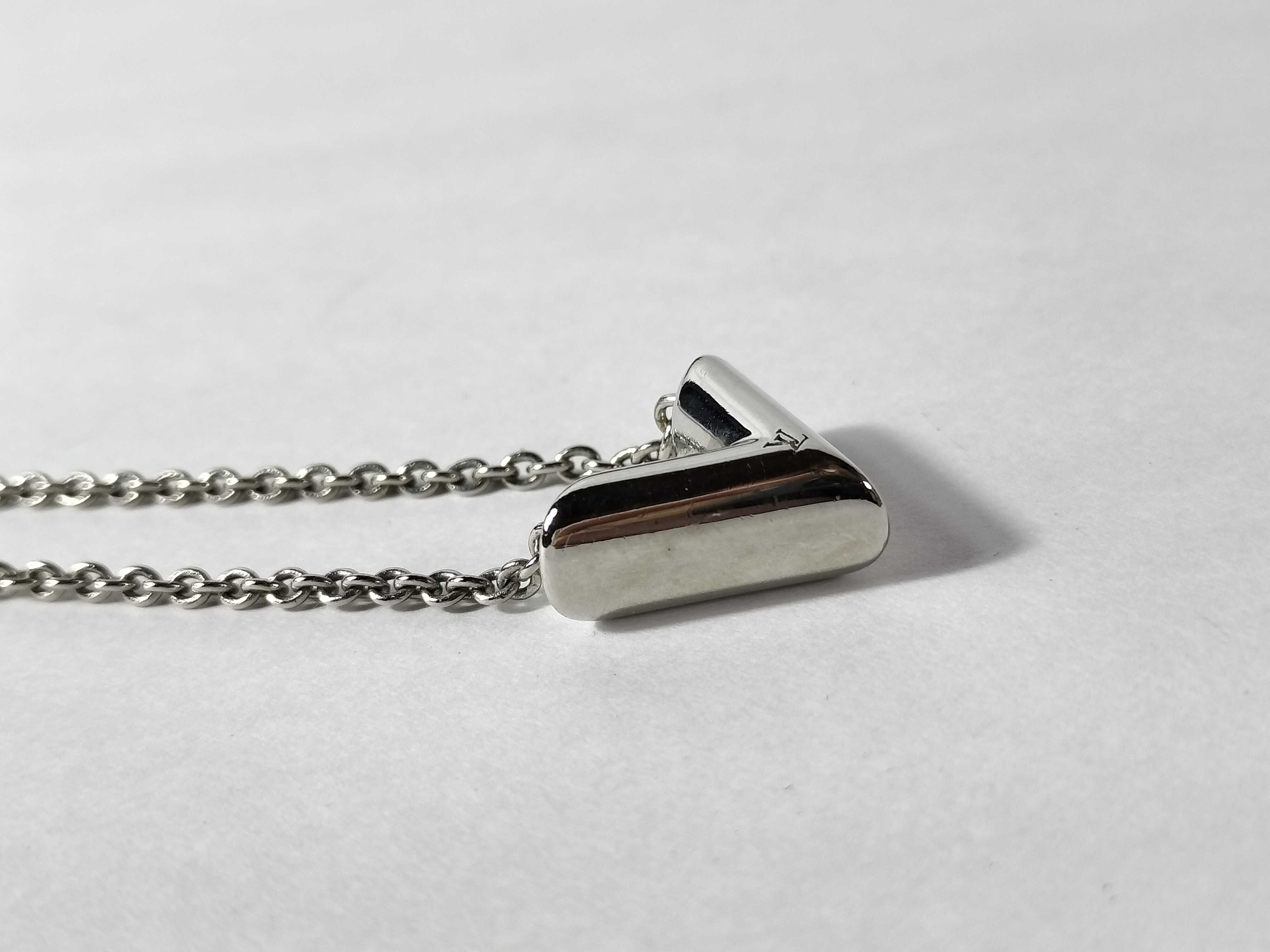 Essential V Necklace SV Necklace — view 4