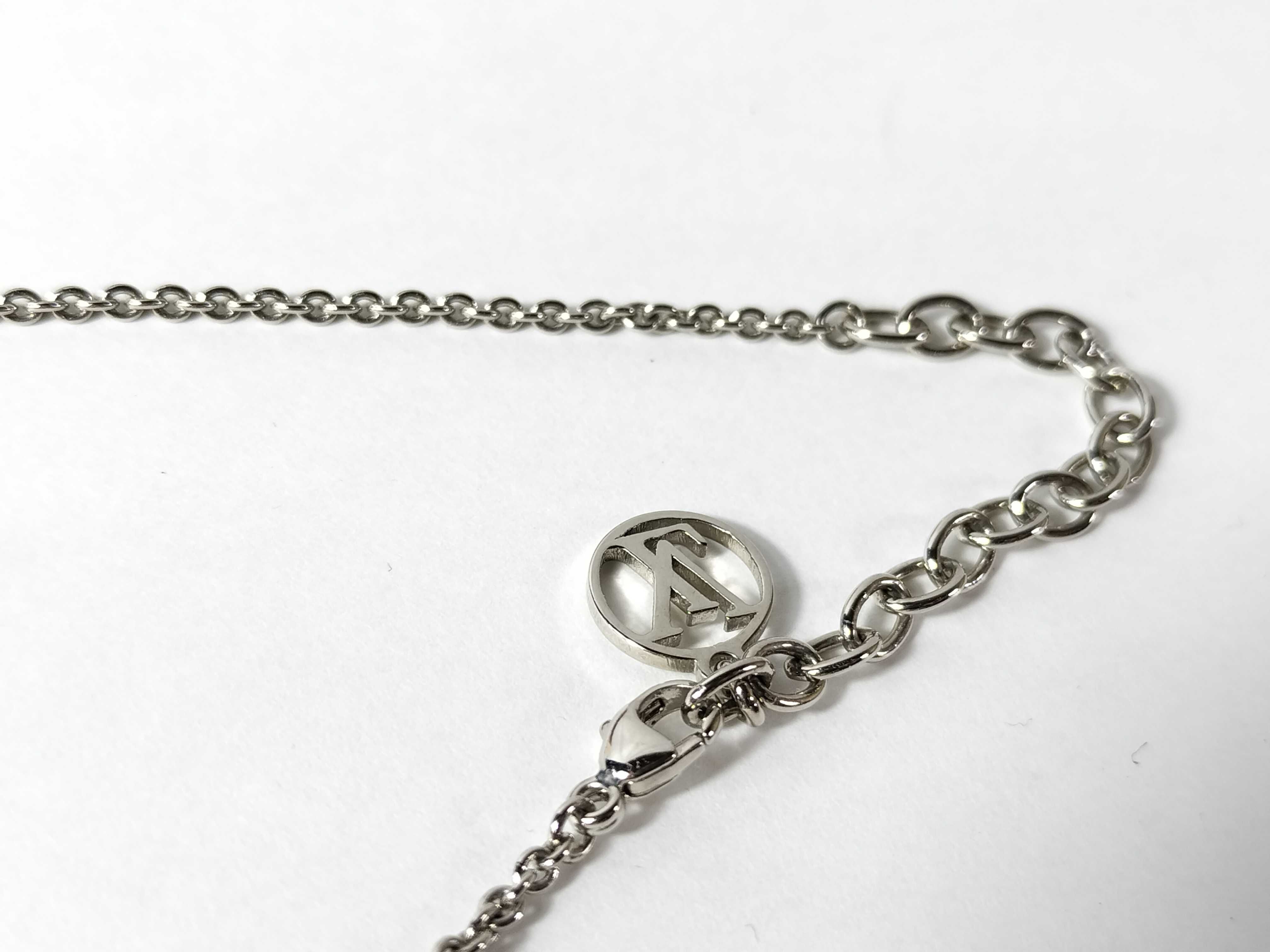 Essential V Necklace SV Necklace — view 7
