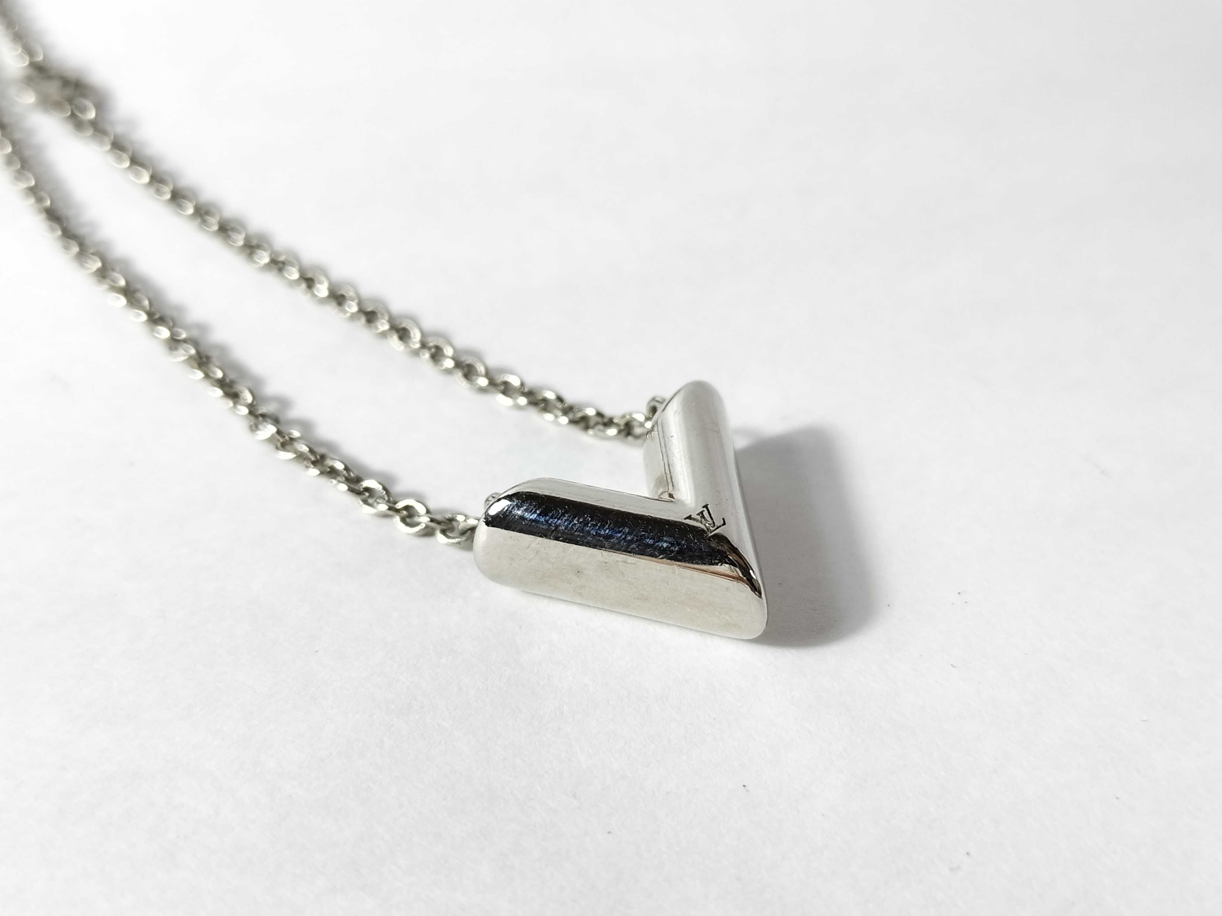 Essential V Necklace SV Necklace — view 8